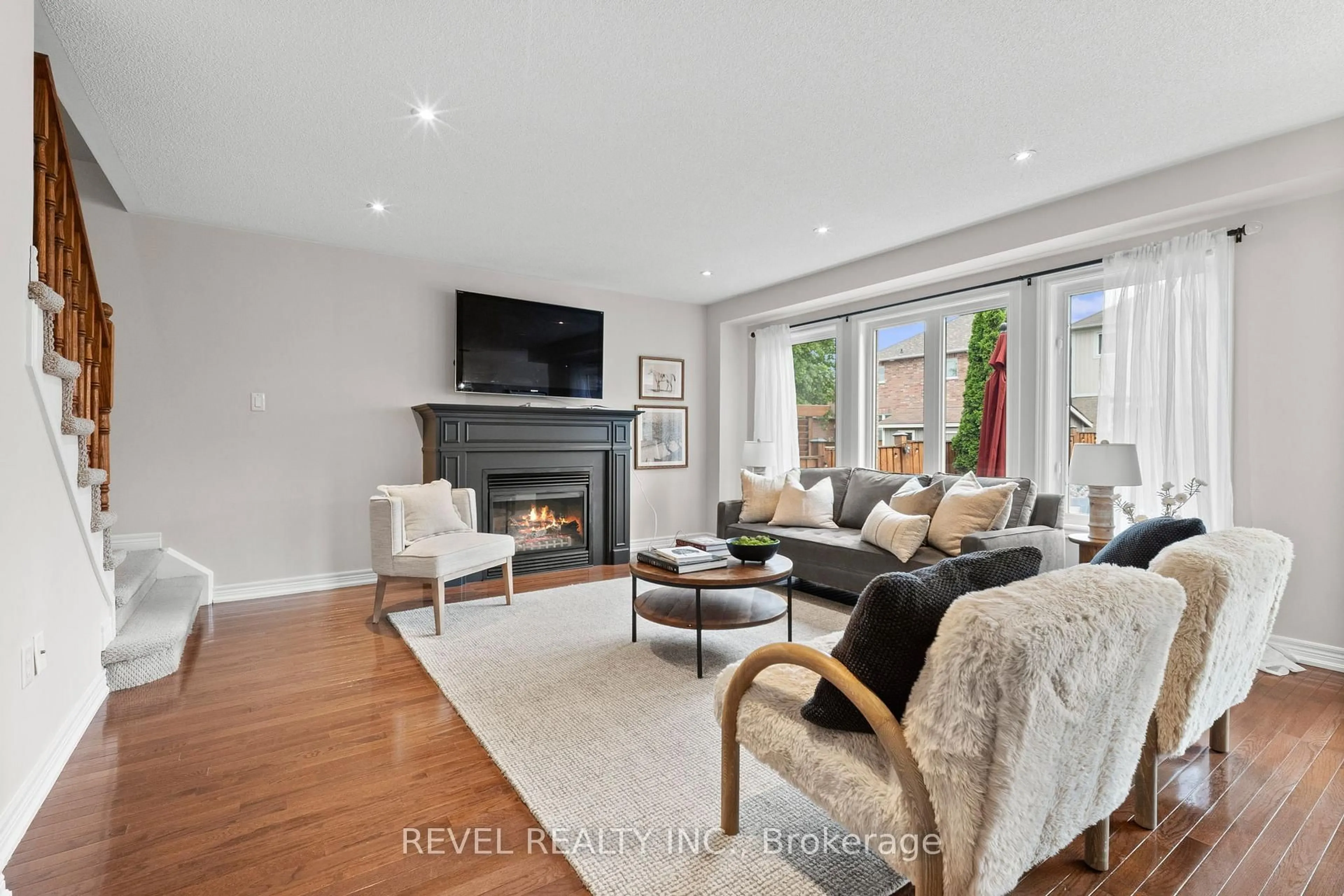 Living room with furniture, unknown for 14 Kaukonen Crt, Clarington Ontario L1C 0A3