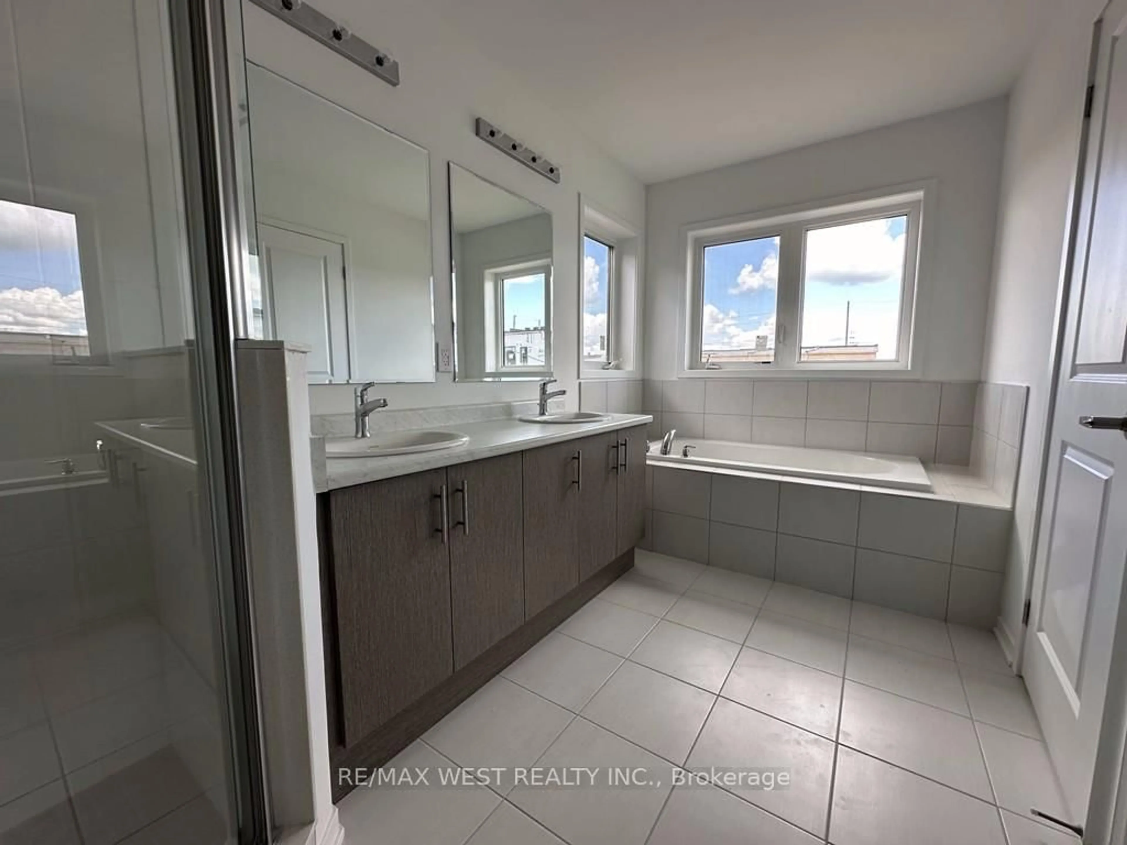 Contemporary bathroom, ceramic/tile floor for 774 Heathrow Path, Oshawa Ontario L1K 3G4