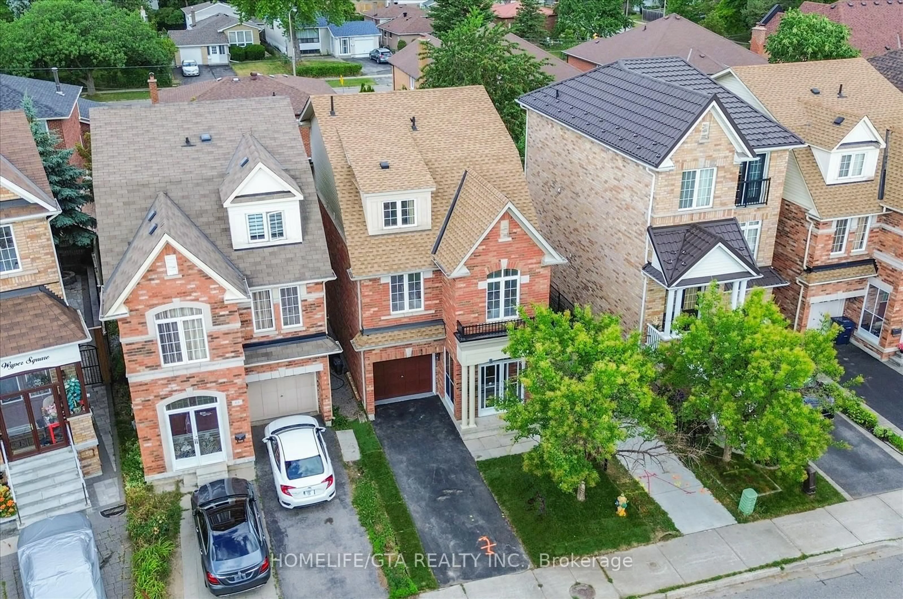 A pic from outside/outdoor area/front of a property/back of a property/a pic from drone, street for 62 Wyper Sq, Toronto Ontario M1S 0B3