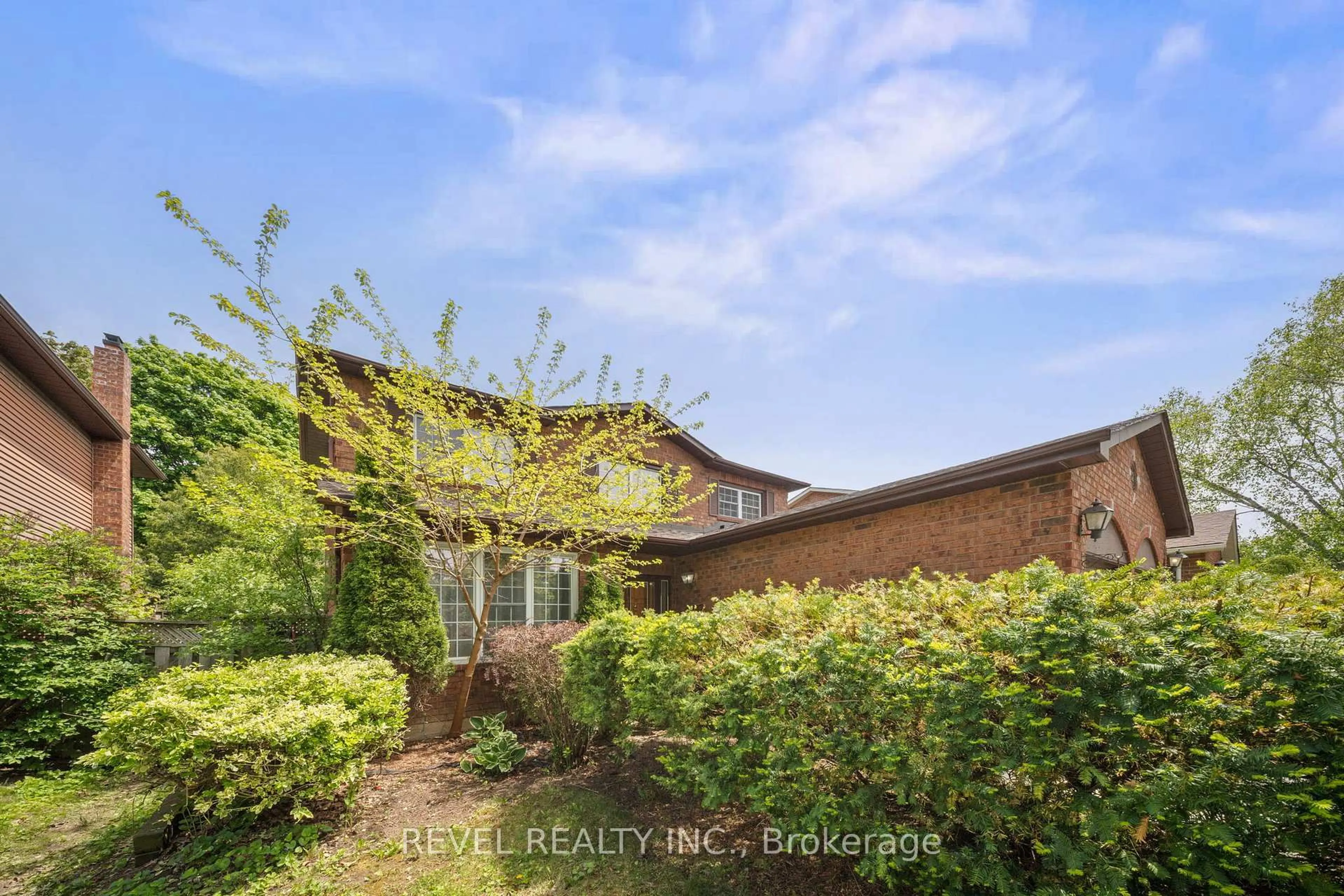 A pic from outside/outdoor area/front of a property/back of a property/a pic from drone, water/lake/river/ocean view for 12 Robinson Cres, Whitby Ontario L1N 6W5