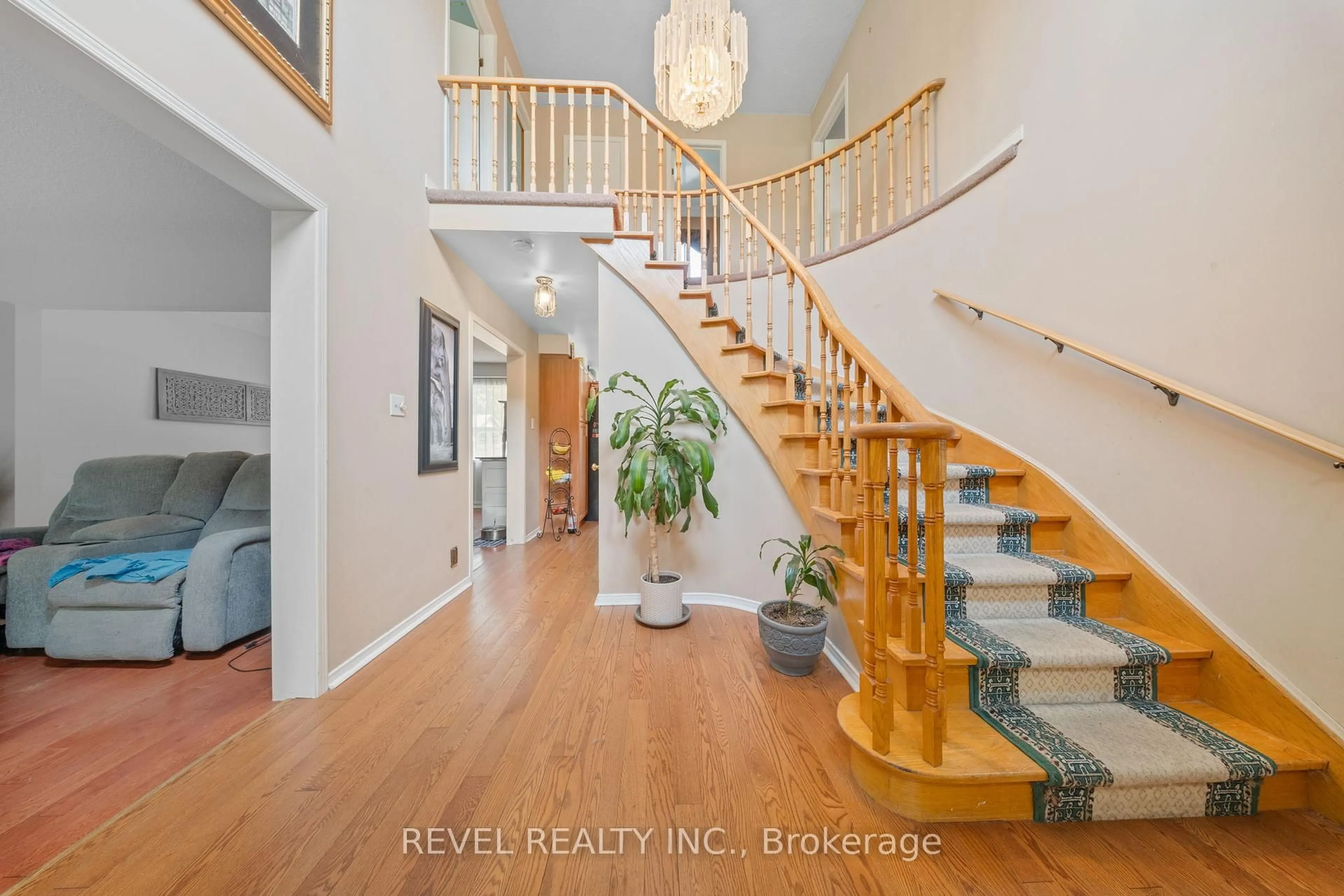 Indoor entryway for 12 Robinson Cres, Whitby Ontario L1N 6W5