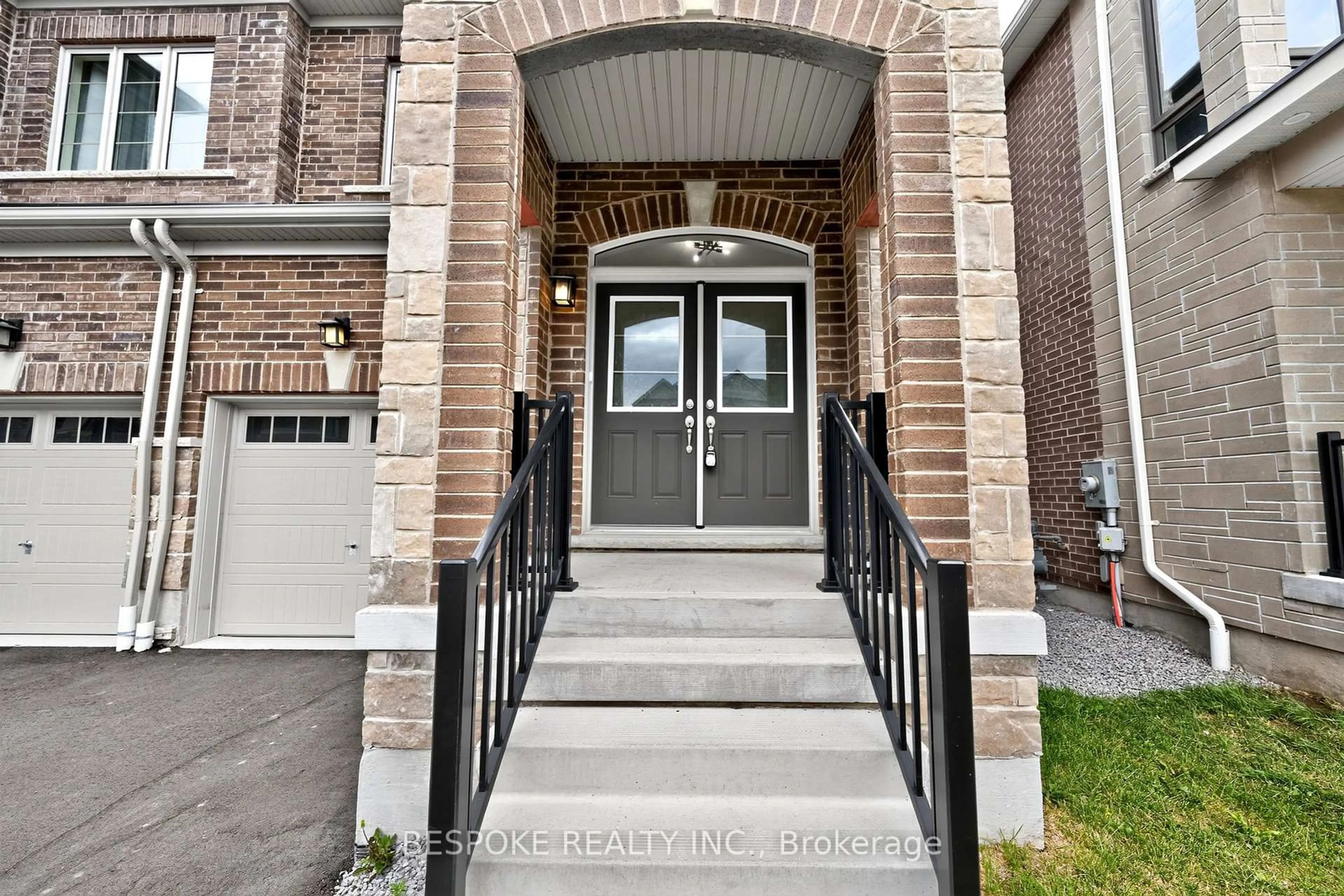Indoor entryway for 8 Hinkson St, Whitby Ontario L1N 9Y8