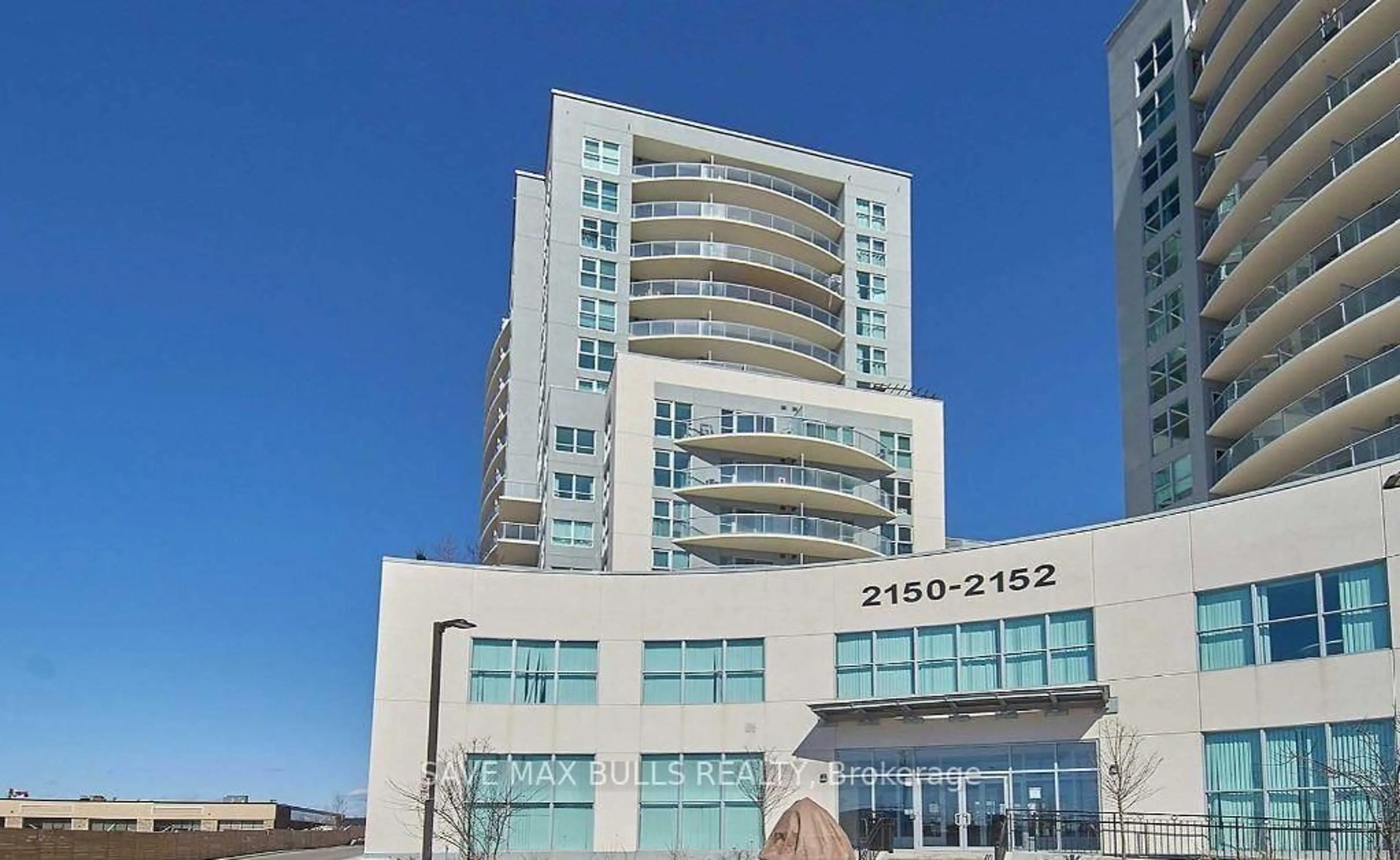 Indoor foyer for 2150 Lawrence Ave #103, Toronto Ontario M1R 3A7