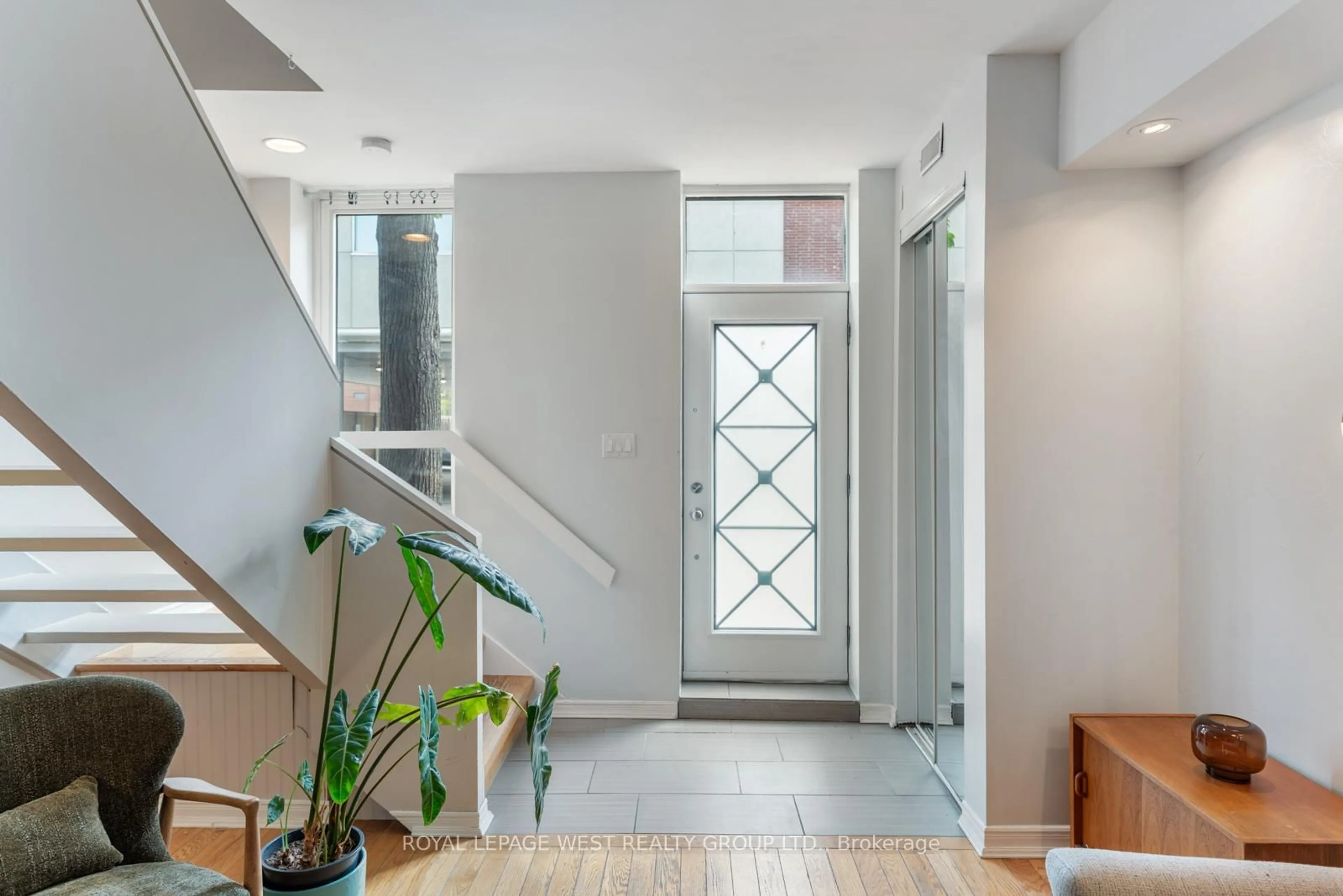 Indoor entryway for 6 Verral Ave, Toronto Ontario M4M 2R2
