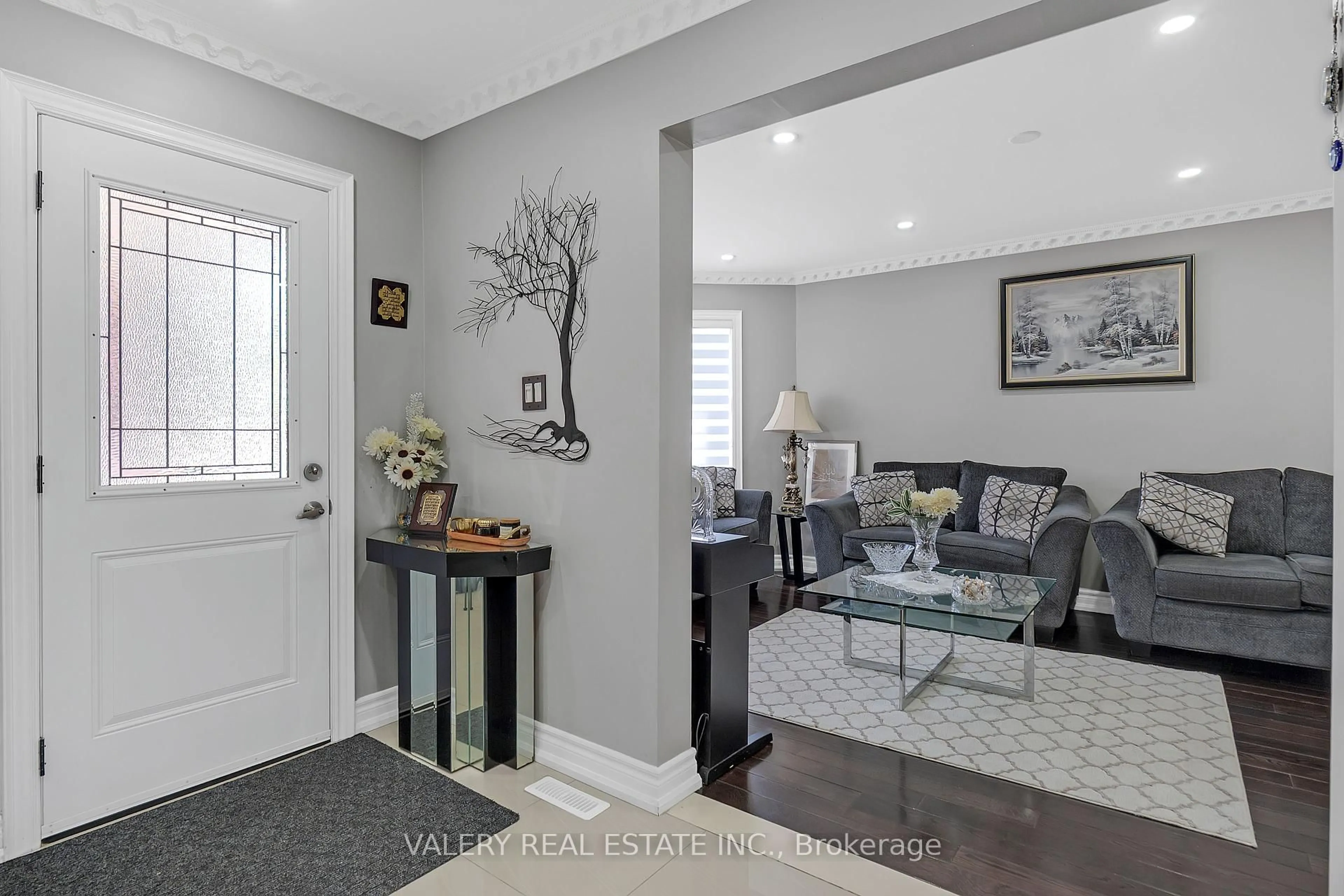 Indoor entryway for 2294 Chapman Crt, Pickering Ontario L1X 2E5