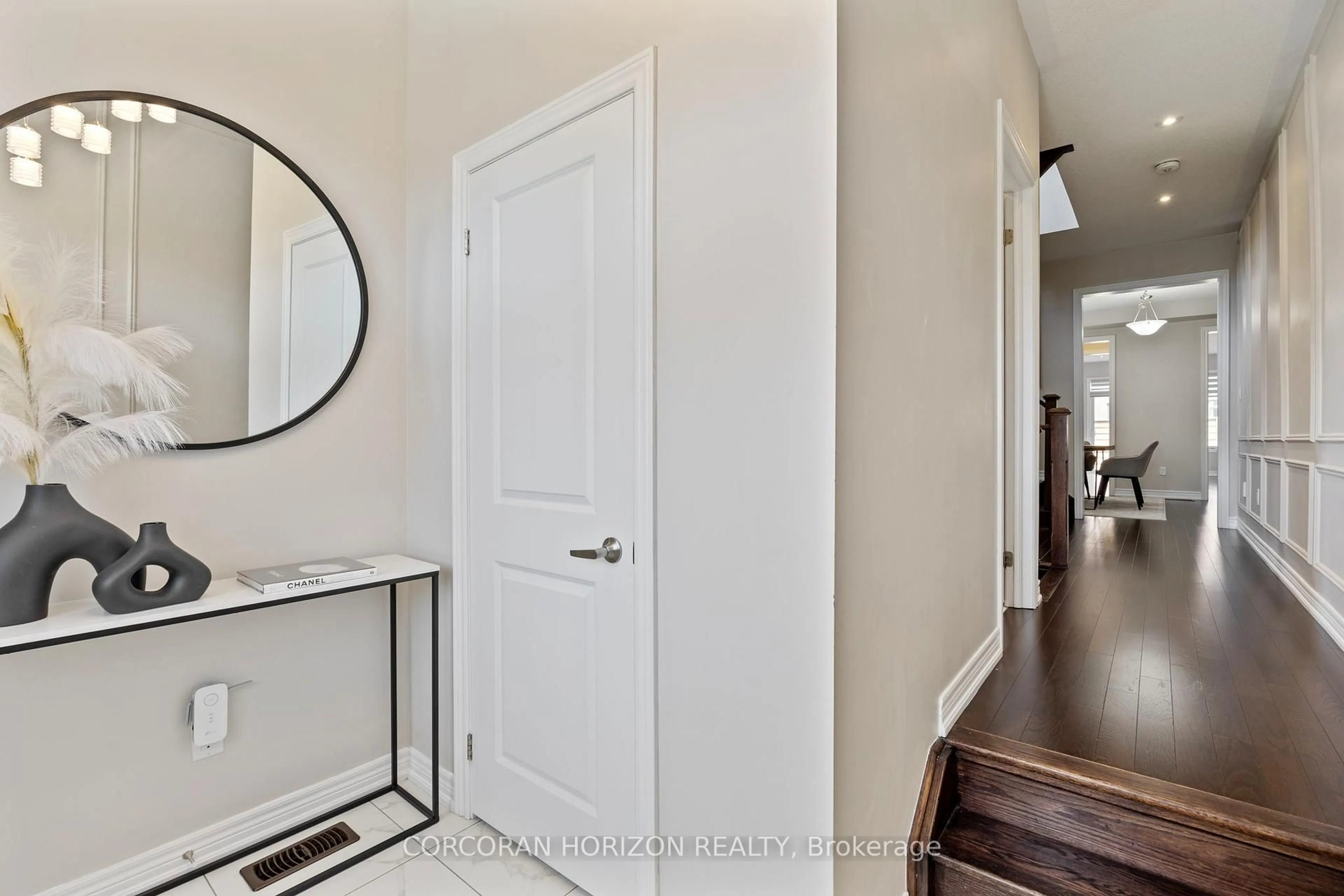 Indoor entryway for 48 Louise Cres, Whitby Ontario L1P 0J8