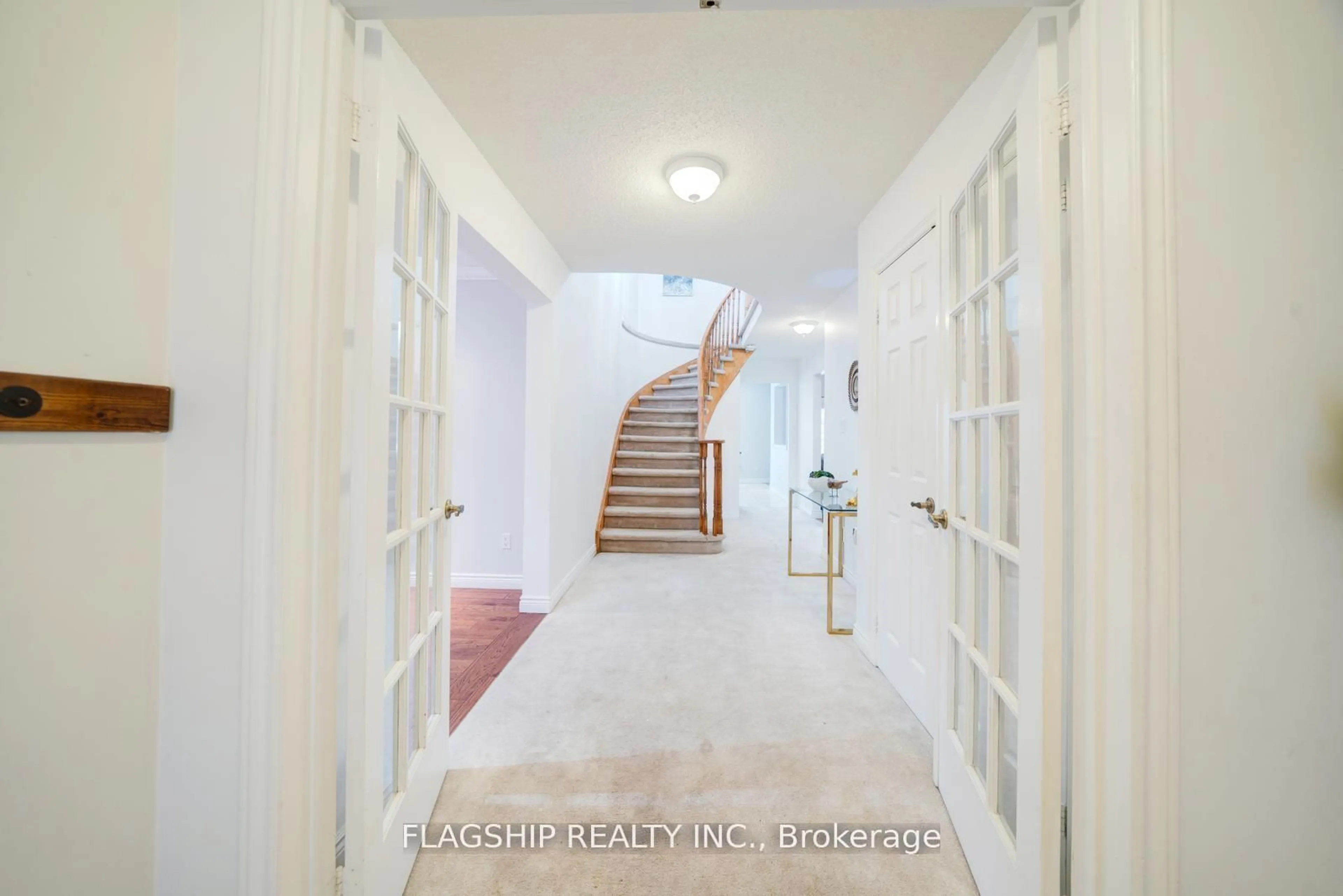 Indoor foyer for 98 Devondale St, Clarington Ontario L1E 2A1