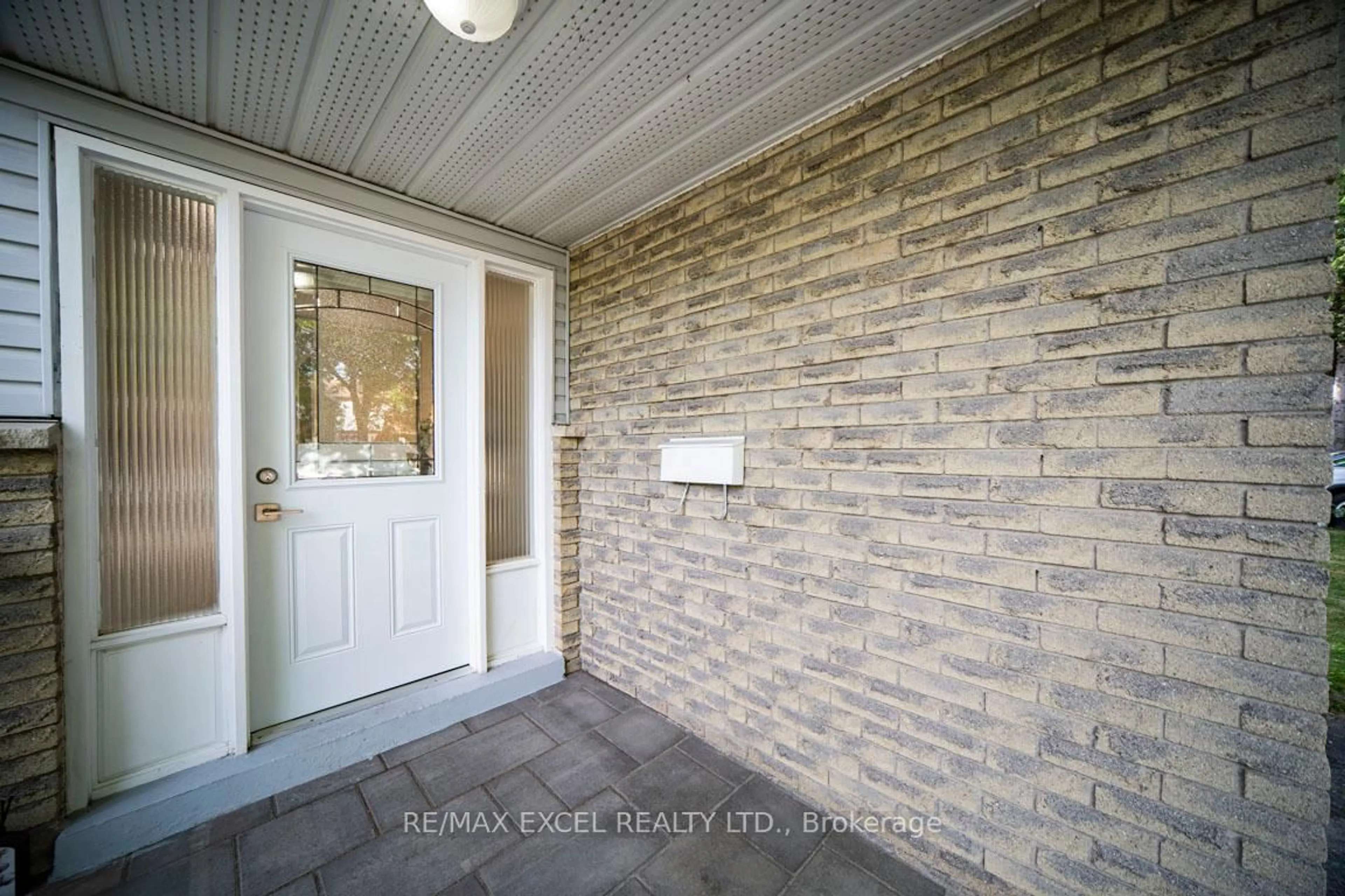 Indoor entryway for 106 Alexmuir Blvd, Toronto Ontario M1V 1H4