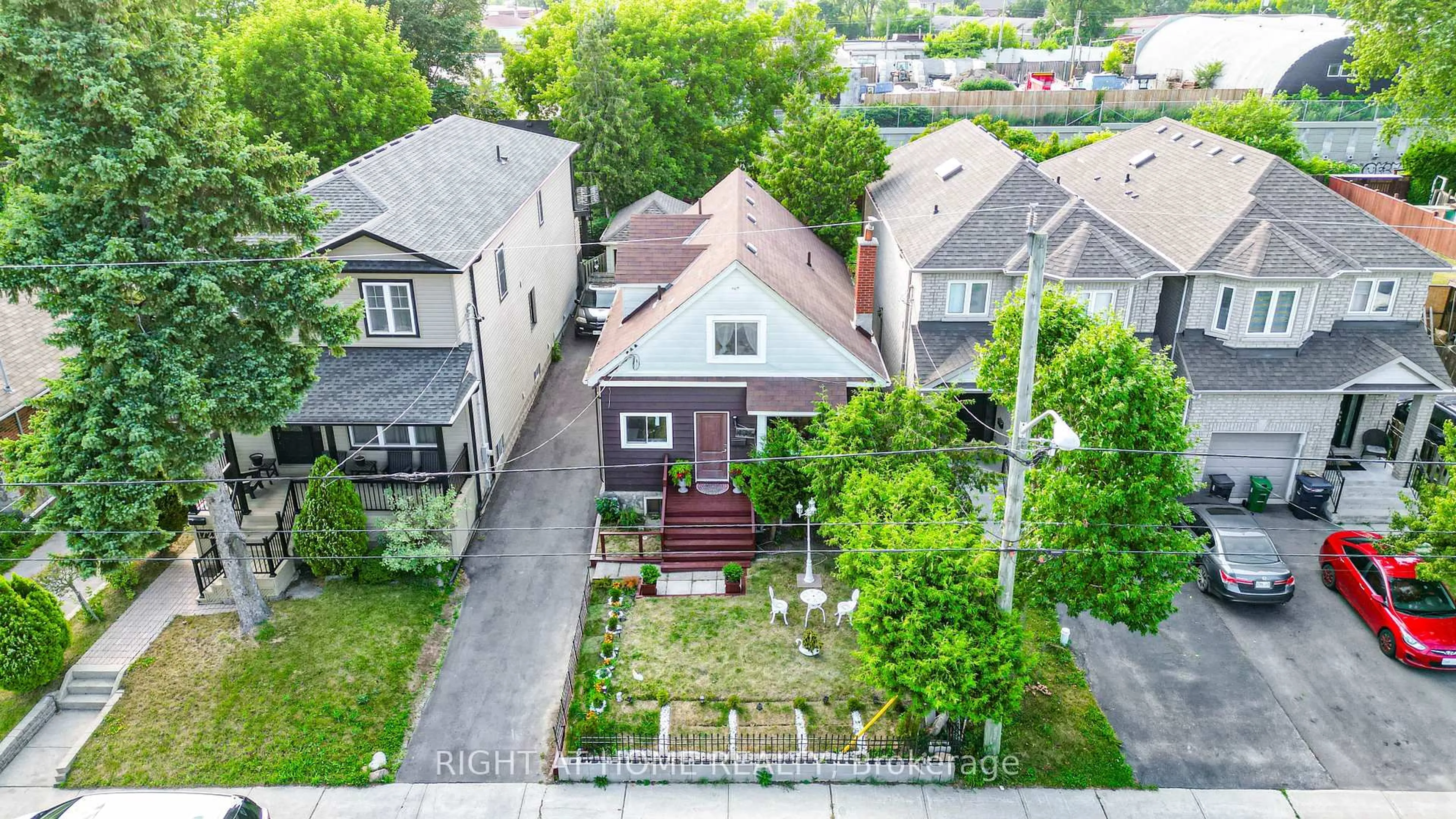 A pic from outside/outdoor area/front of a property/back of a property/a pic from drone, street for 174 Aylesworth Ave, Toronto Ontario M1N 2J6
