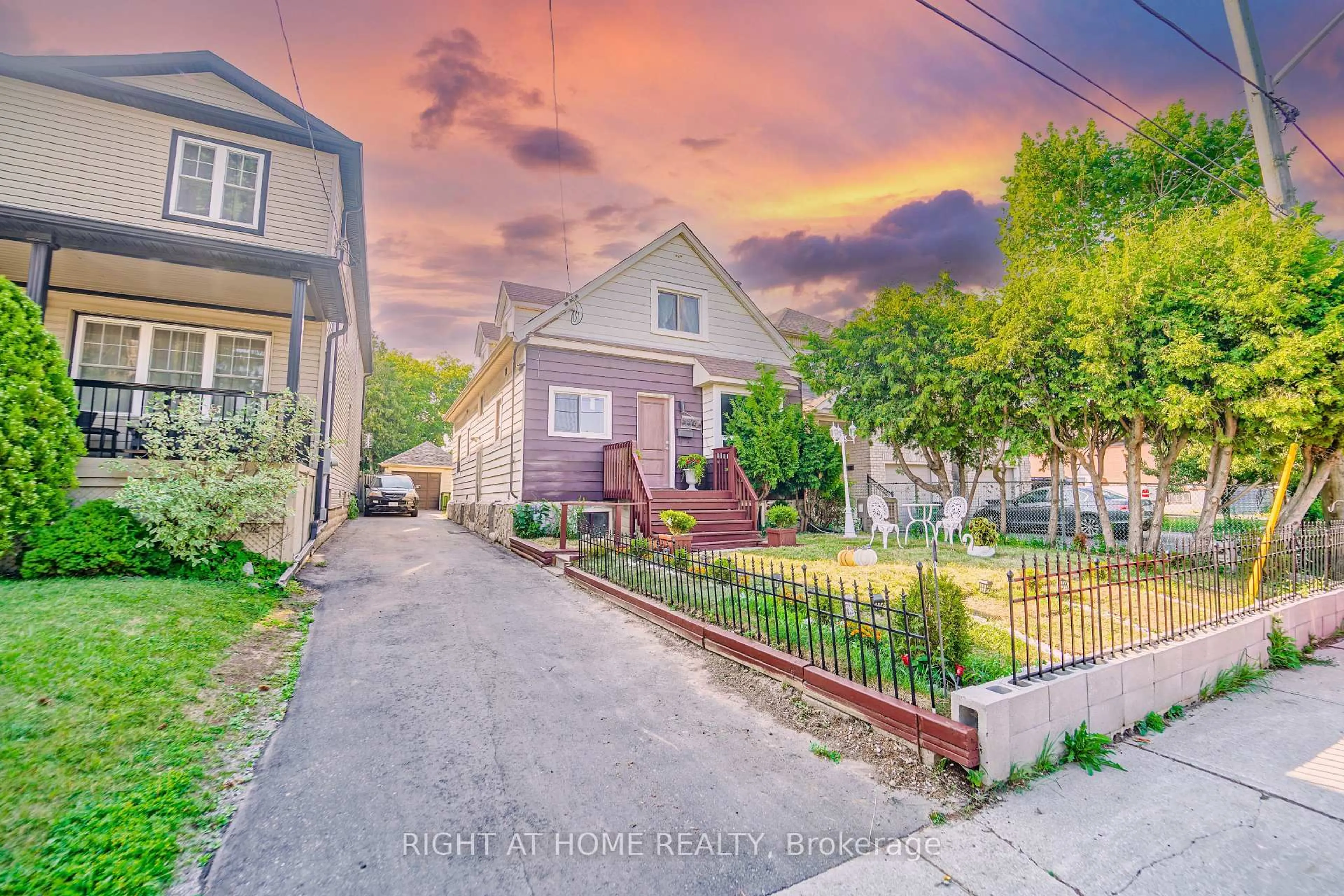A pic from outside/outdoor area/front of a property/back of a property/a pic from drone, street for 174 Aylesworth Ave, Toronto Ontario M1N 2J6