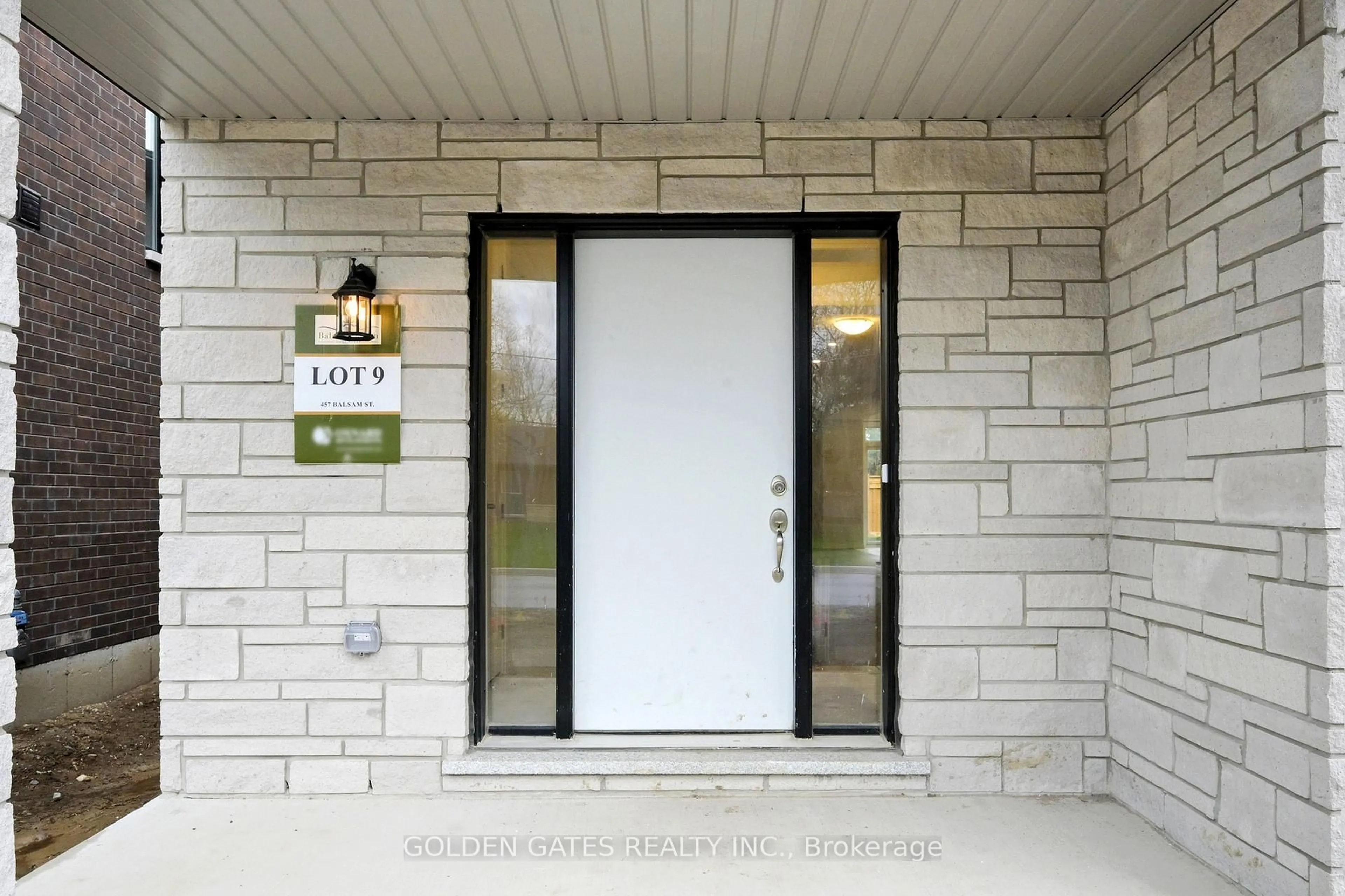 Indoor entryway for 457 Balsam St, Scugog Ontario L9L 1M6
