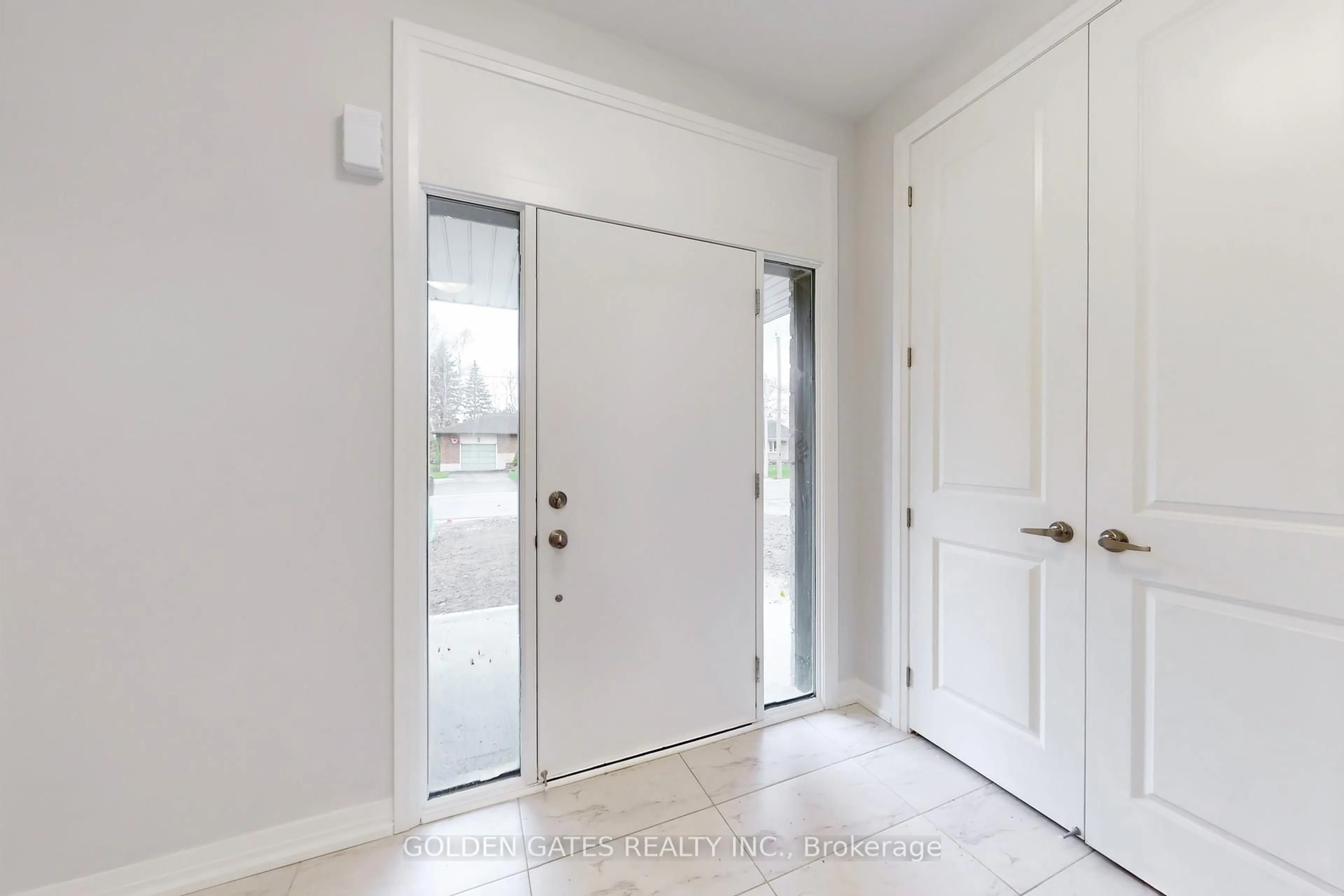 Indoor entryway for 457 Balsam St, Scugog Ontario L9L 1M6