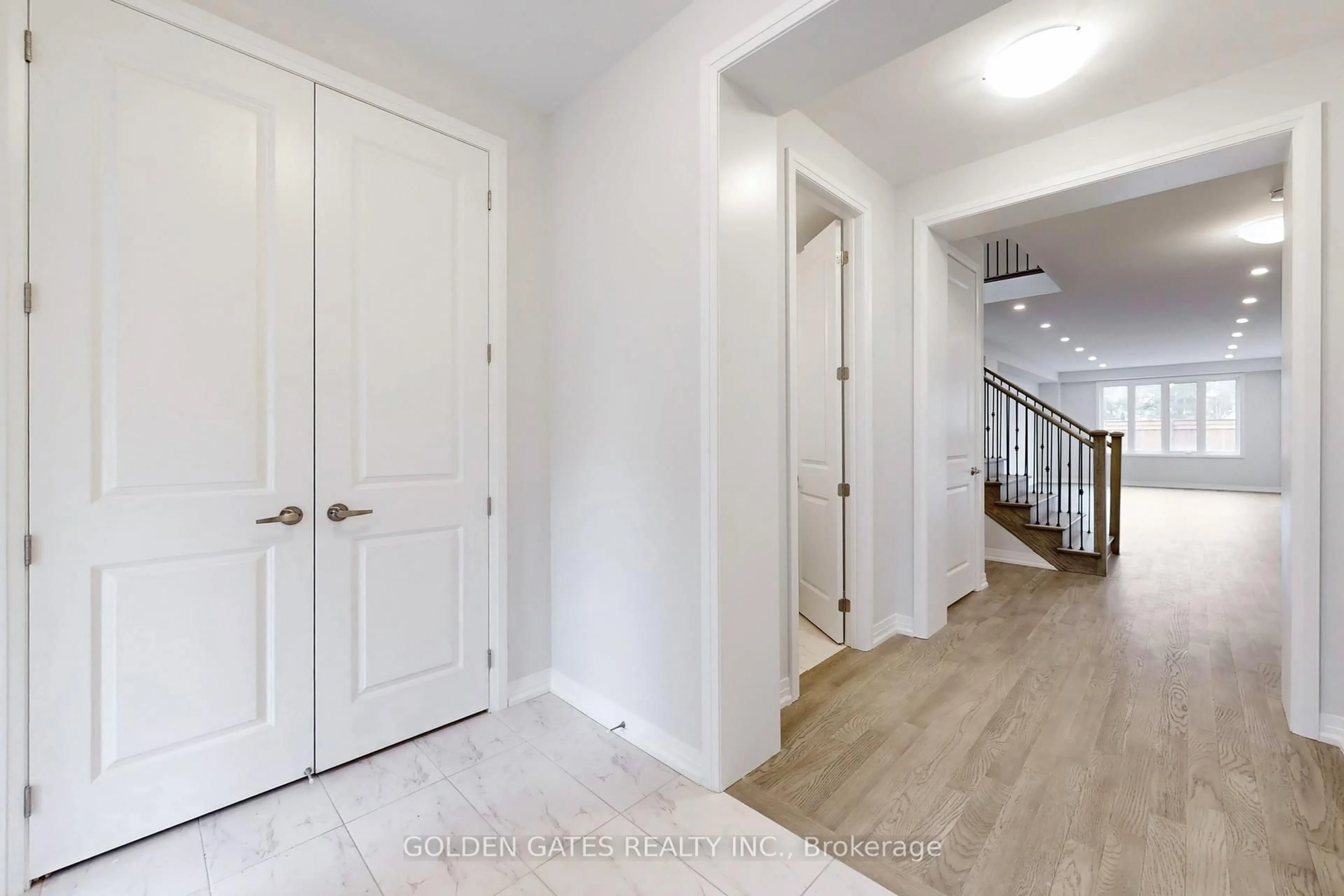 Indoor entryway for 457 Balsam St, Scugog Ontario L9L 1M6