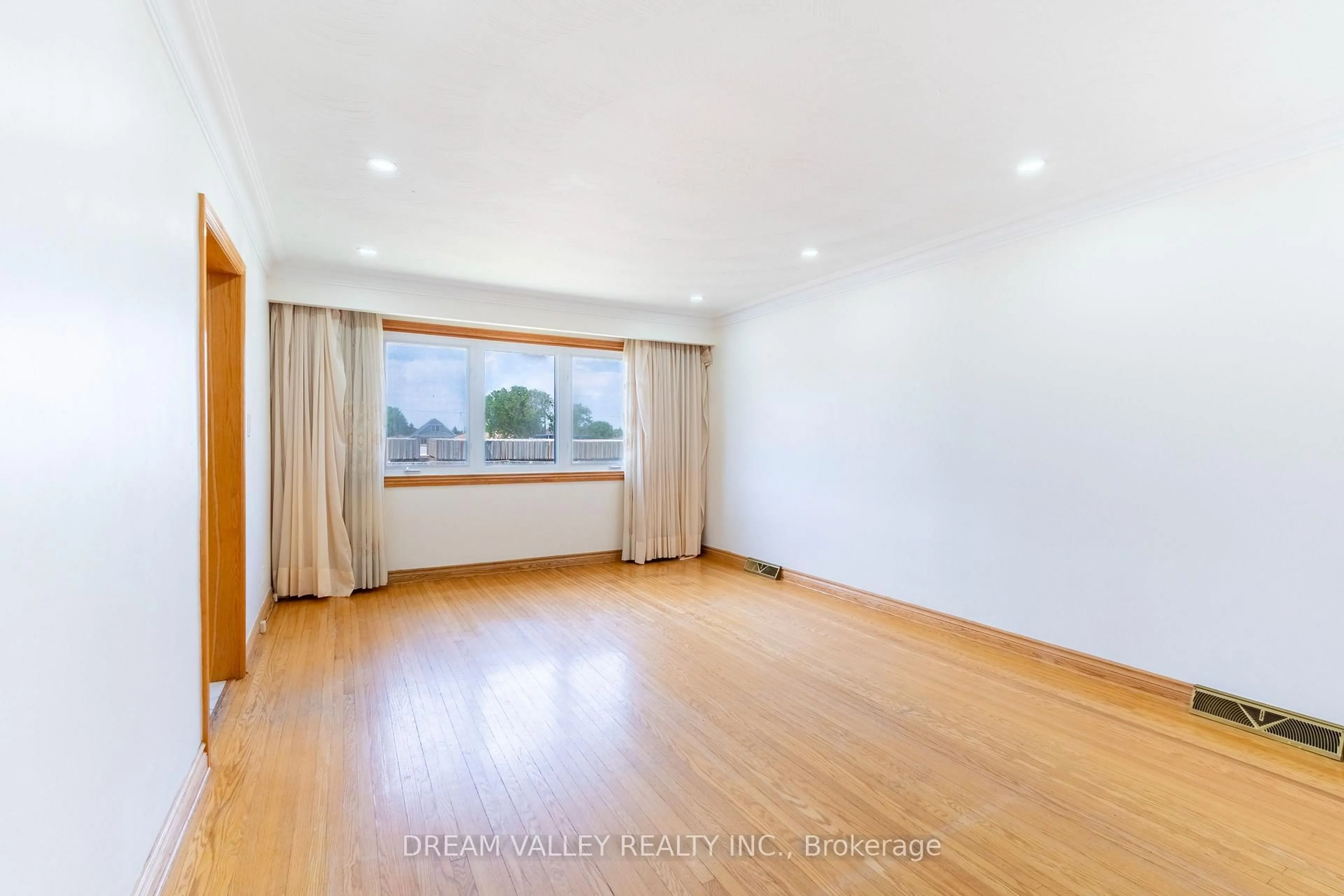 A pic of a room for 505 Ortono Ave, Oshawa Ontario L1H 3L7