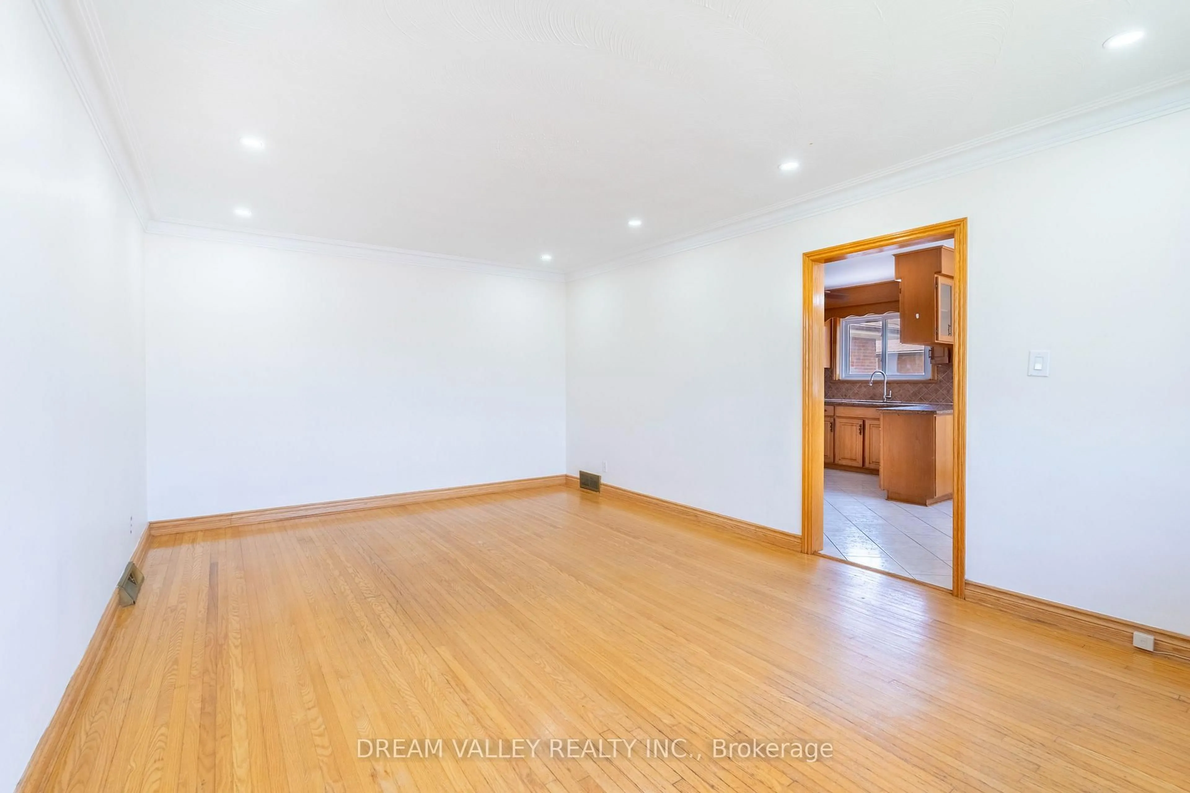 A pic of a room for 505 Ortono Ave, Oshawa Ontario L1H 3L7