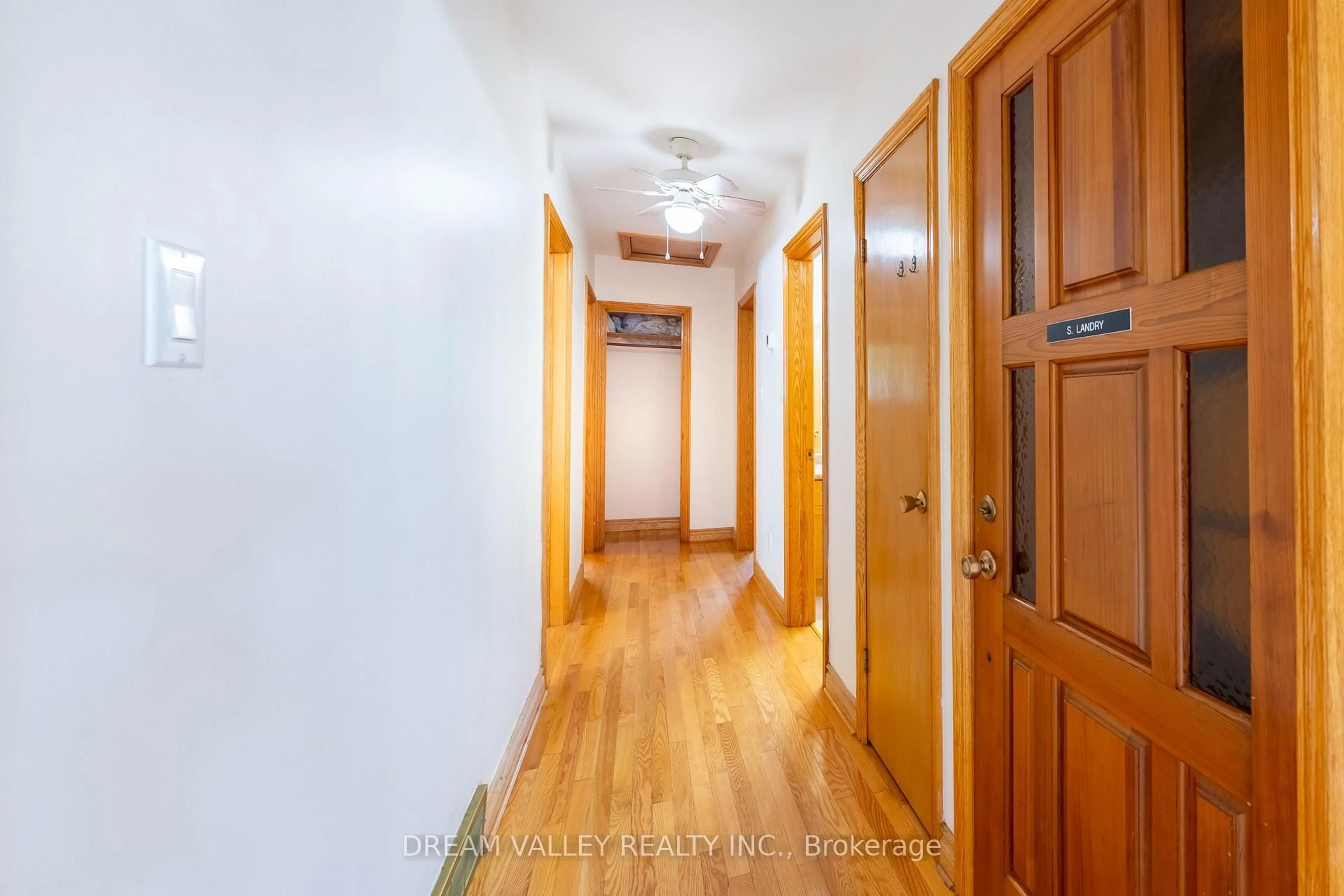 Indoor foyer for 505 Ortono Ave, Oshawa Ontario L1H 3L7