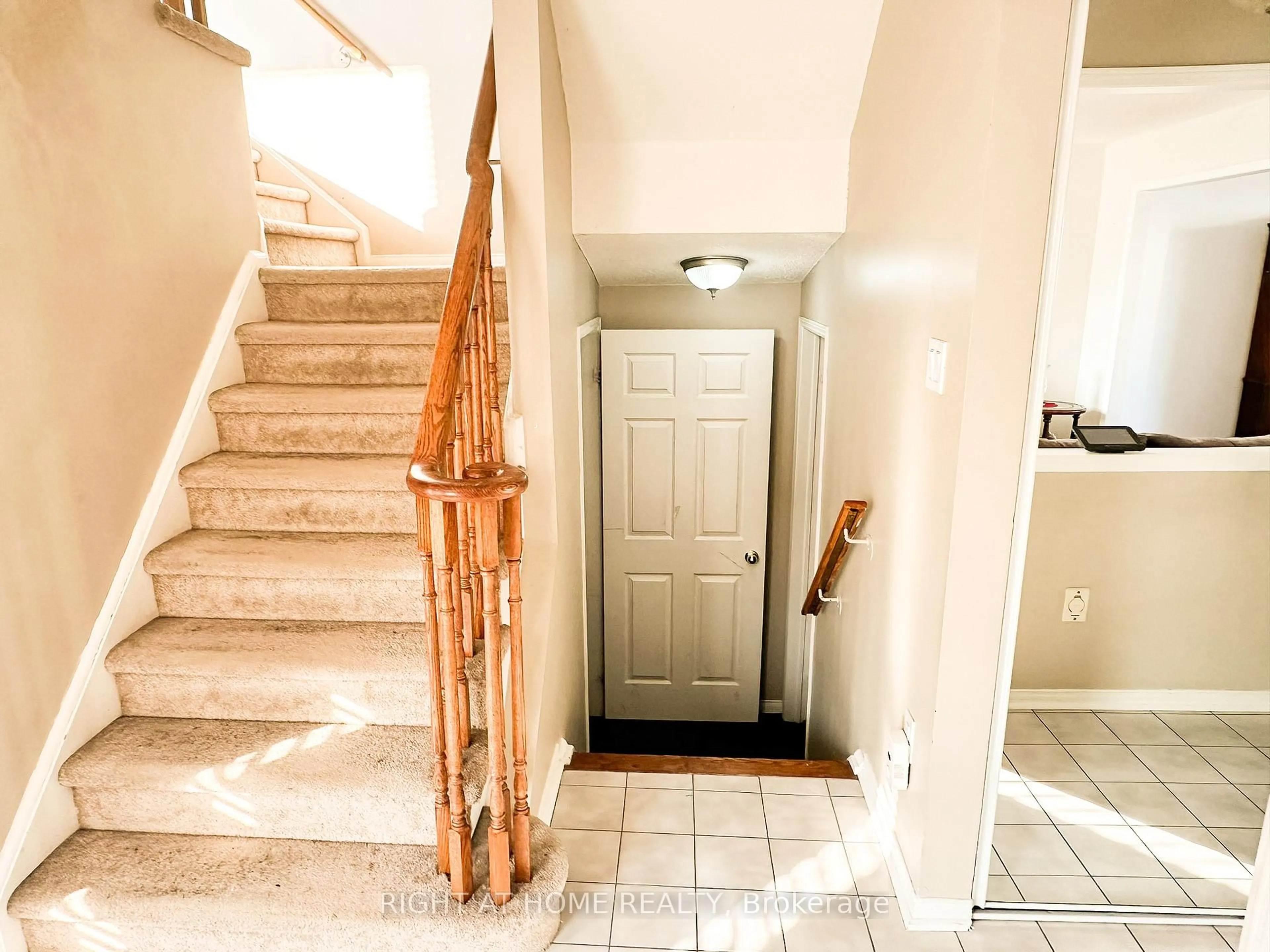Indoor entryway for 1462 Major Oaks Rd, Pickering Ontario L1X 2N5