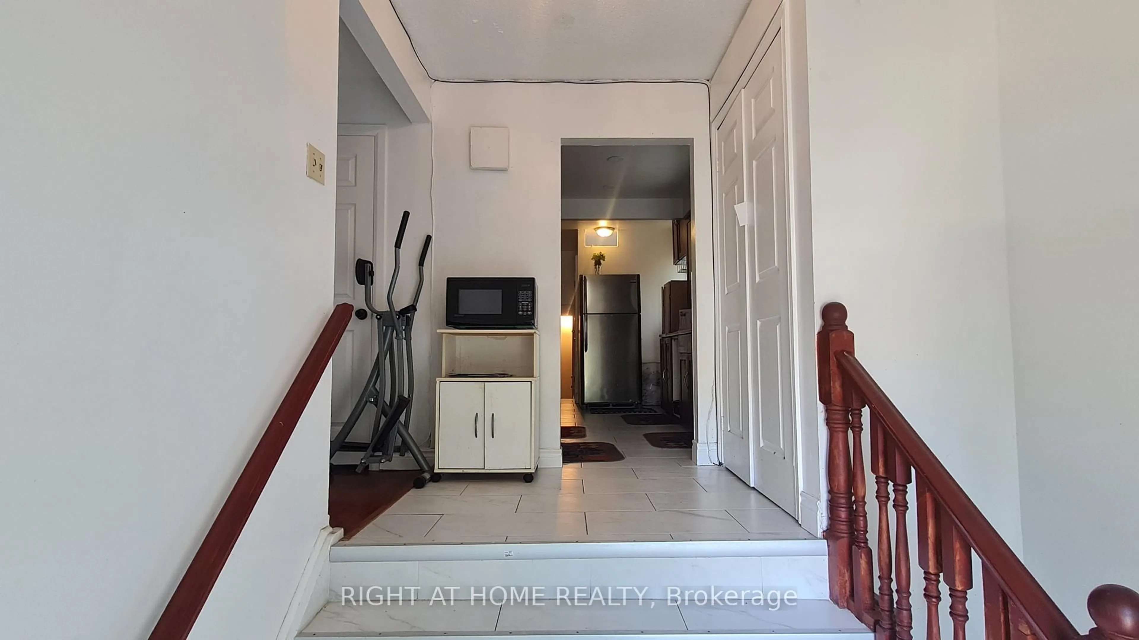 Indoor foyer for 55 Littleleaf Dr, Toronto Ontario M1B 1Y7