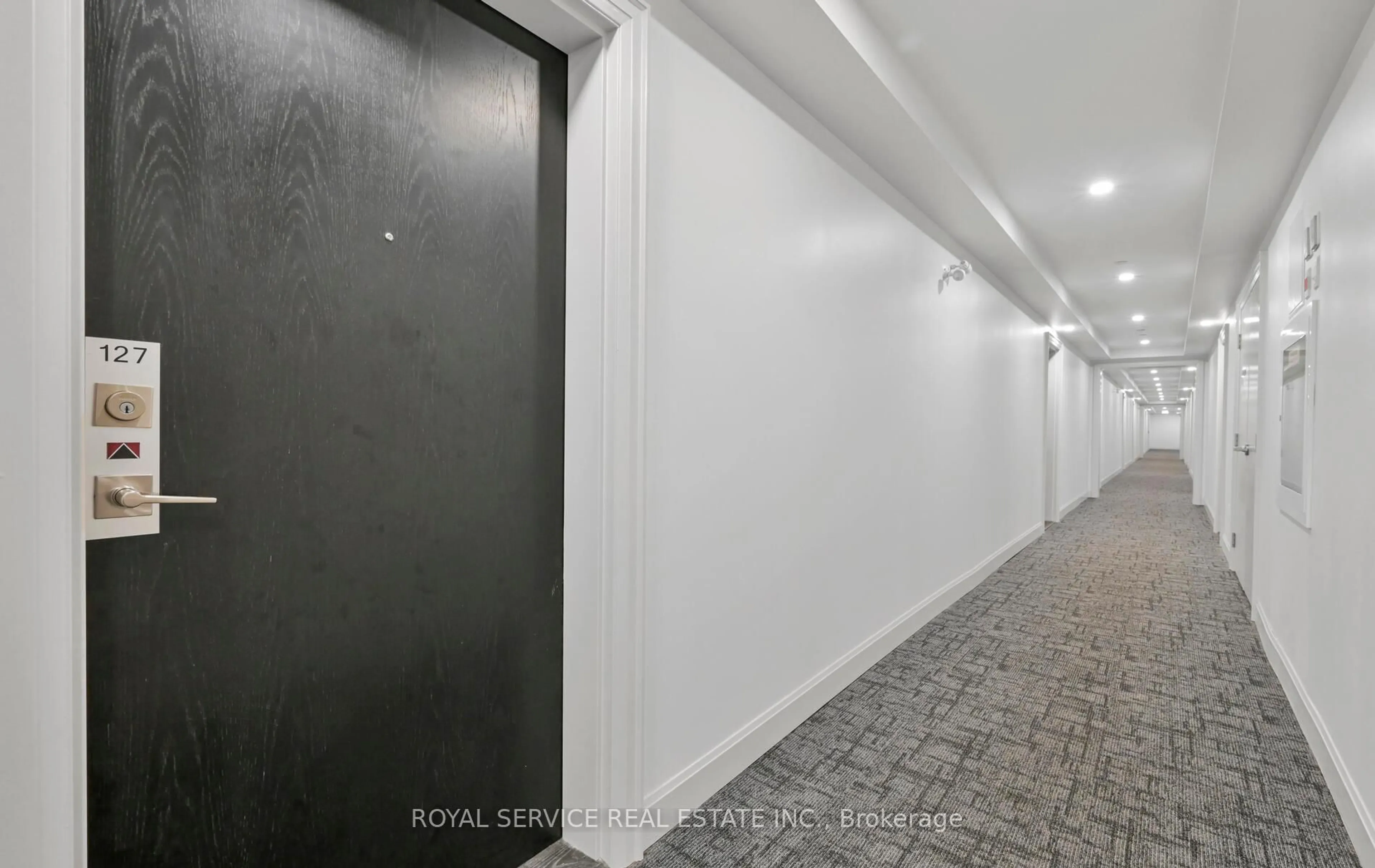 Indoor foyer for 50 Lakebreeze Dr #127, Clarington Ontario L1B 0V9