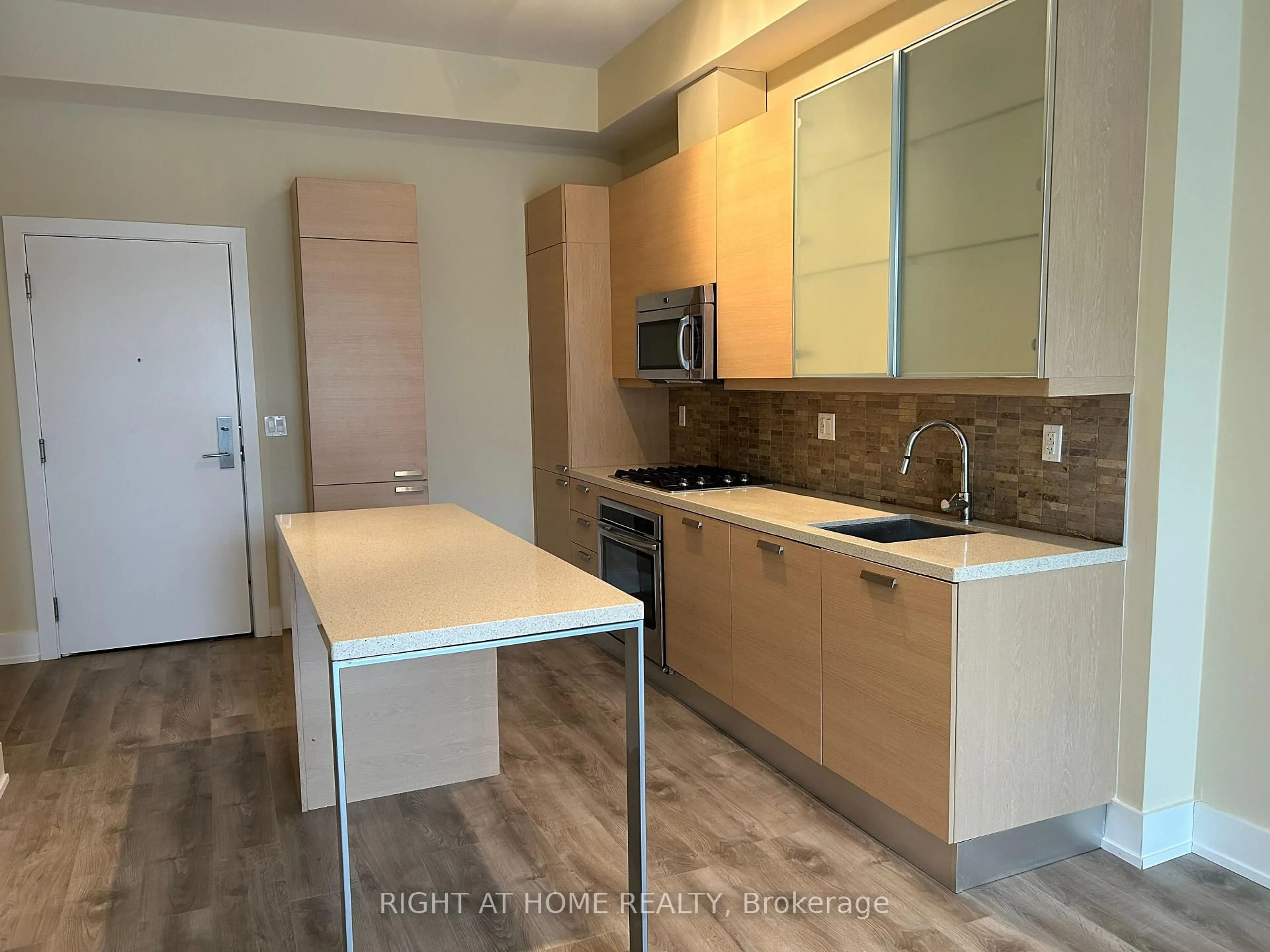 Standard kitchen, wood/laminate floor for 66 Kippendavie Ave #217, Toronto Ontario M4L 0A4