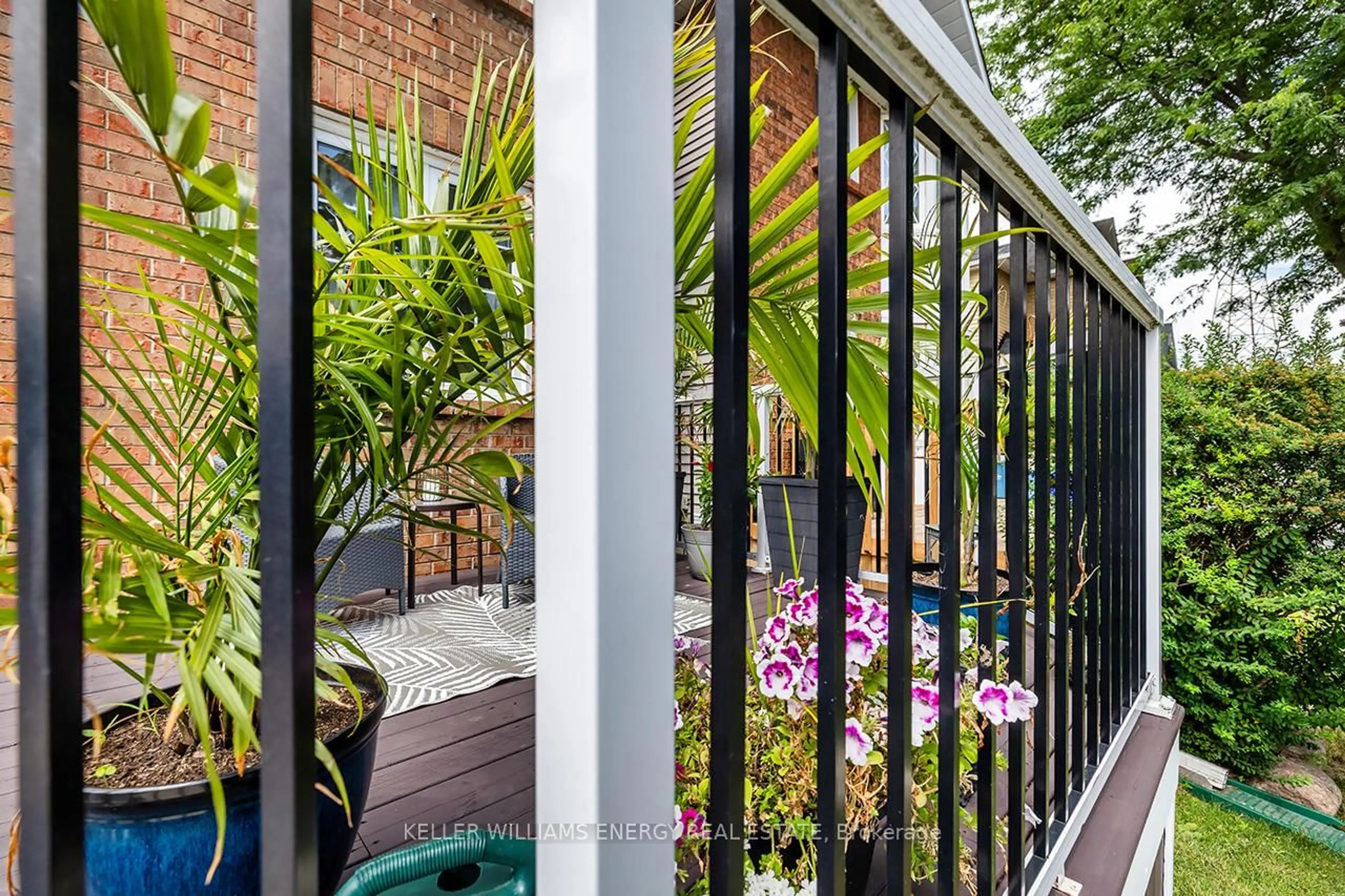 Patio, street for 340 Pompano Crt, Oshawa Ontario L1K 1M9