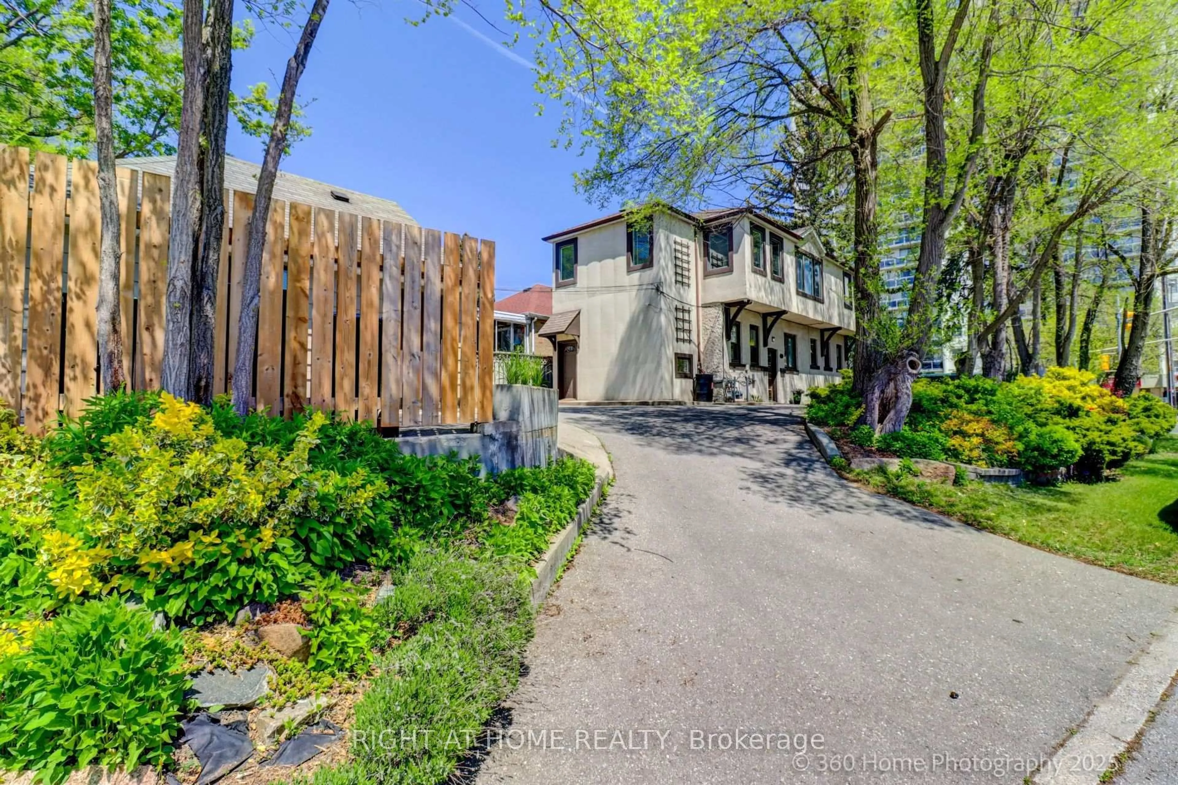 A pic from outside/outdoor area/front of a property/back of a property/a pic from drone, street for 274 Pharmacy Ave, Toronto Ontario M1L 3G2