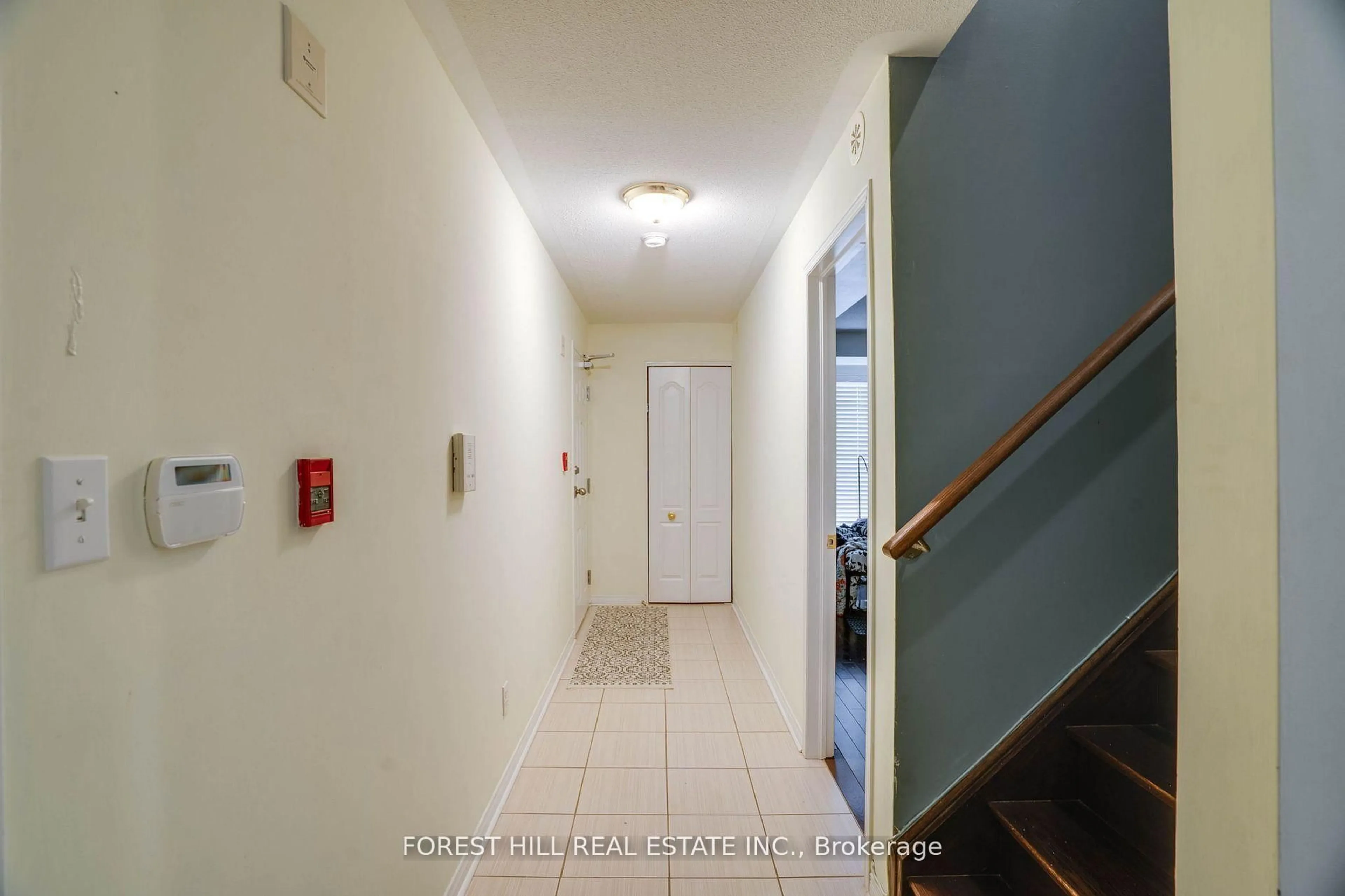 Indoor foyer for 655D Warden Ave #72, Toronto Ontario M1L 0E8