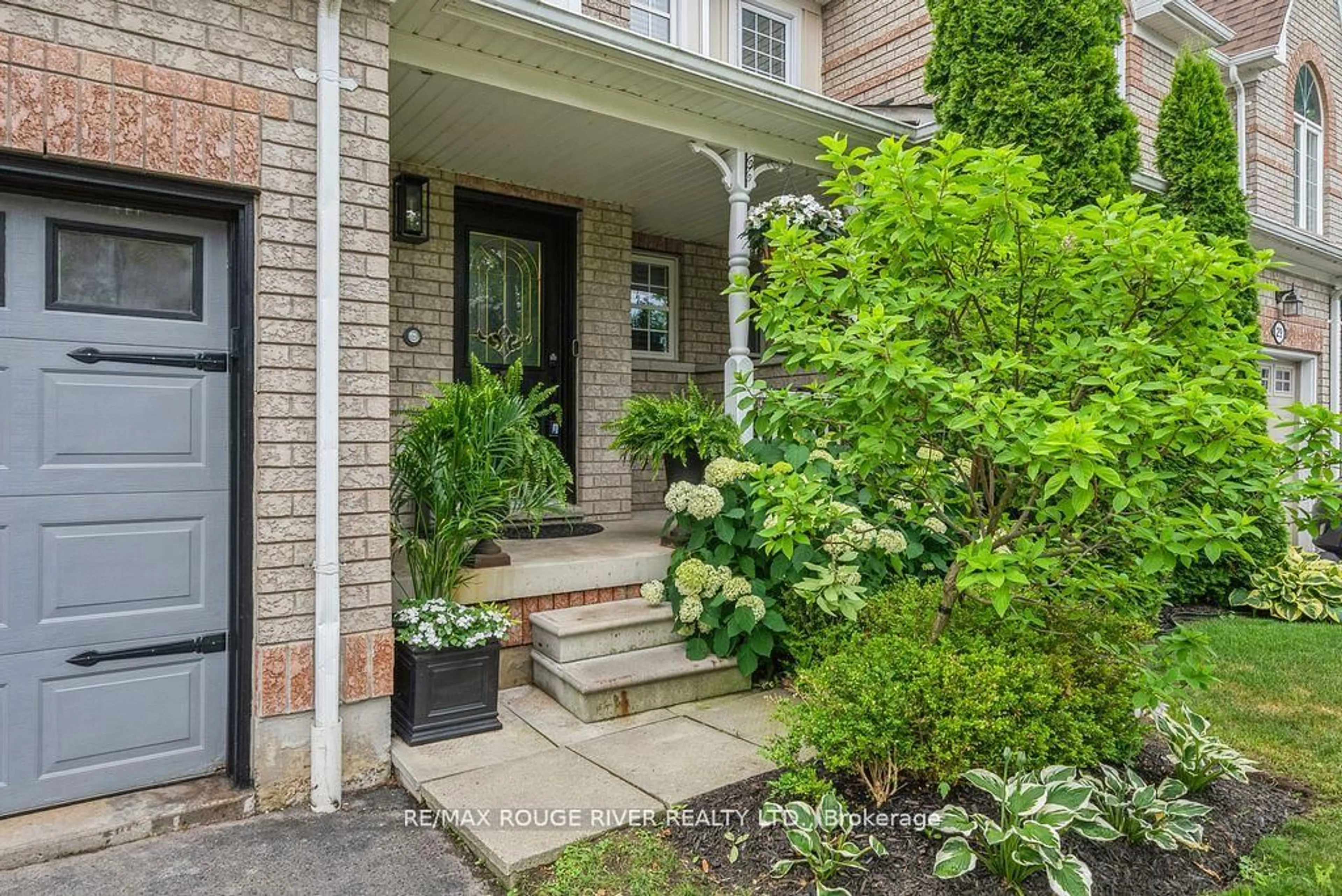 Indoor entryway for 27 Barchester Cres, Whitby Ontario L1M 2L7