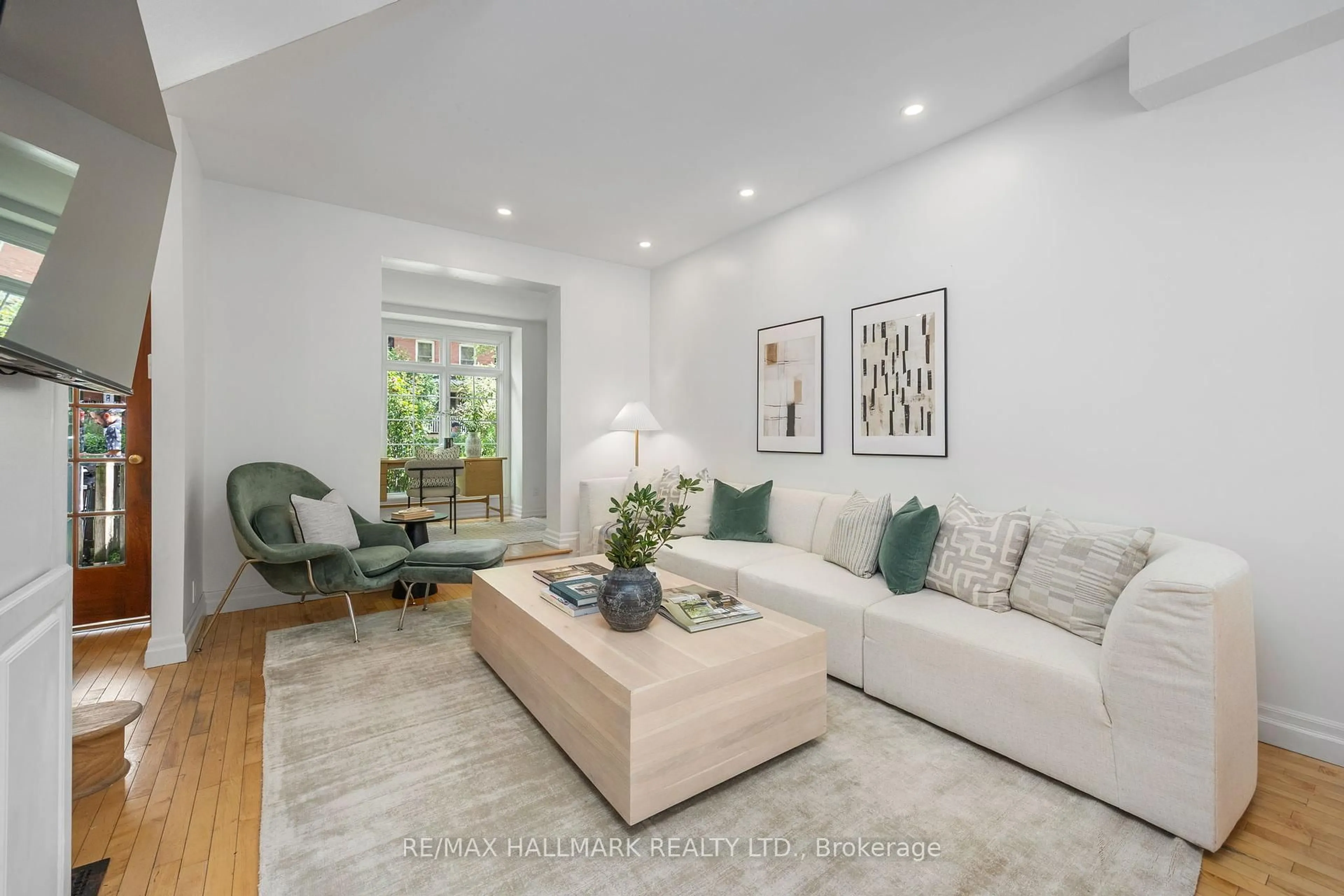 Living room with furniture, unknown for 80 Withrow Ave, Toronto Ontario M4K 1C9