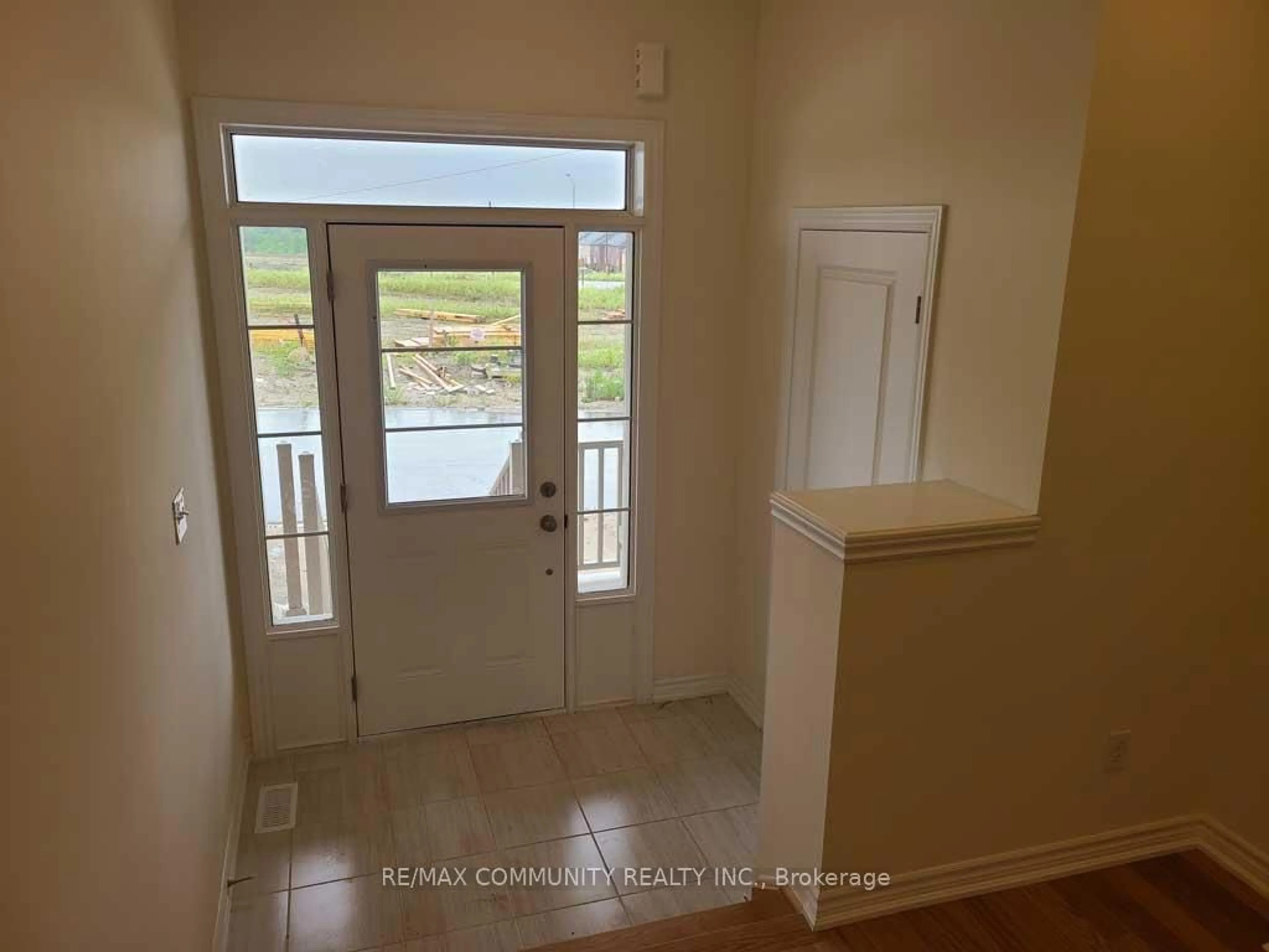 Indoor entryway for 2410 Angora St, Pickering Ontario L1X 0M6