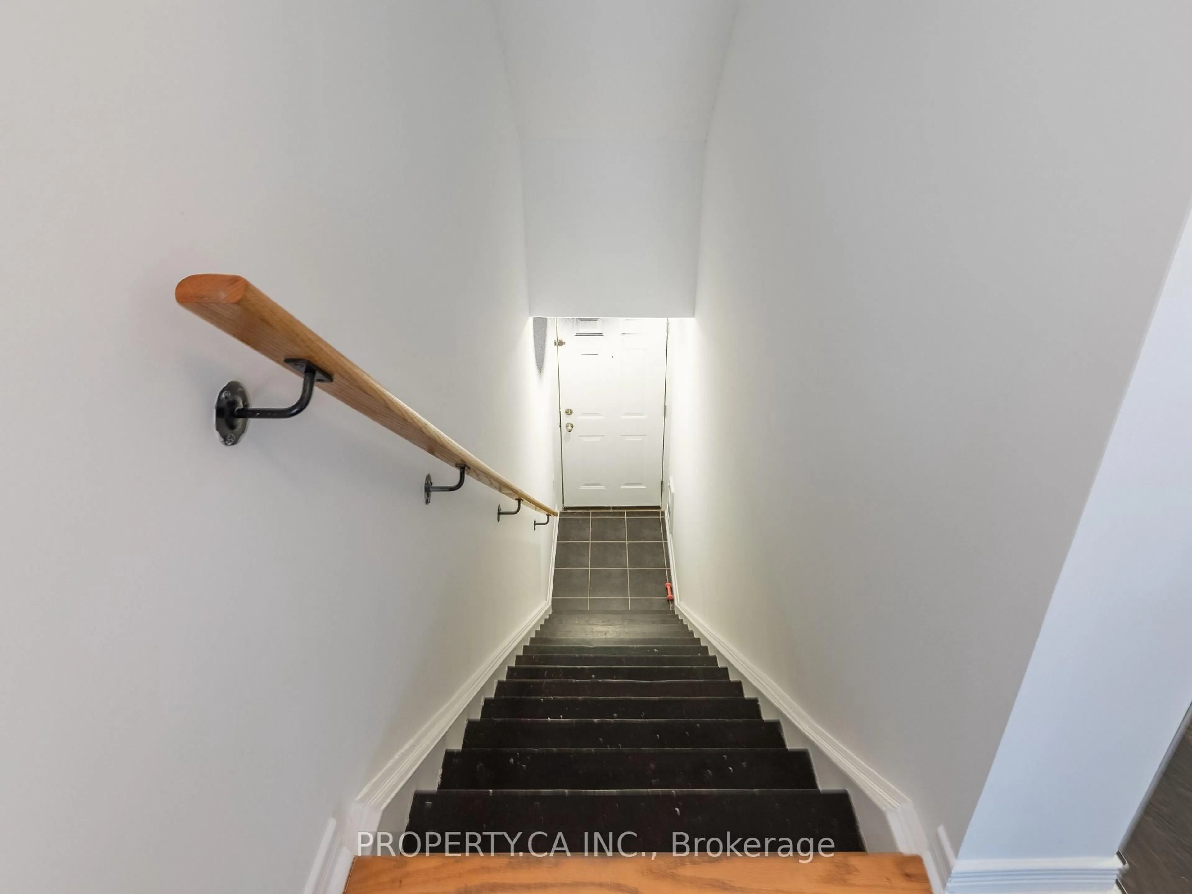 Stairs for 819 Dundas St #4, Toronto Ontario M4M 1P9