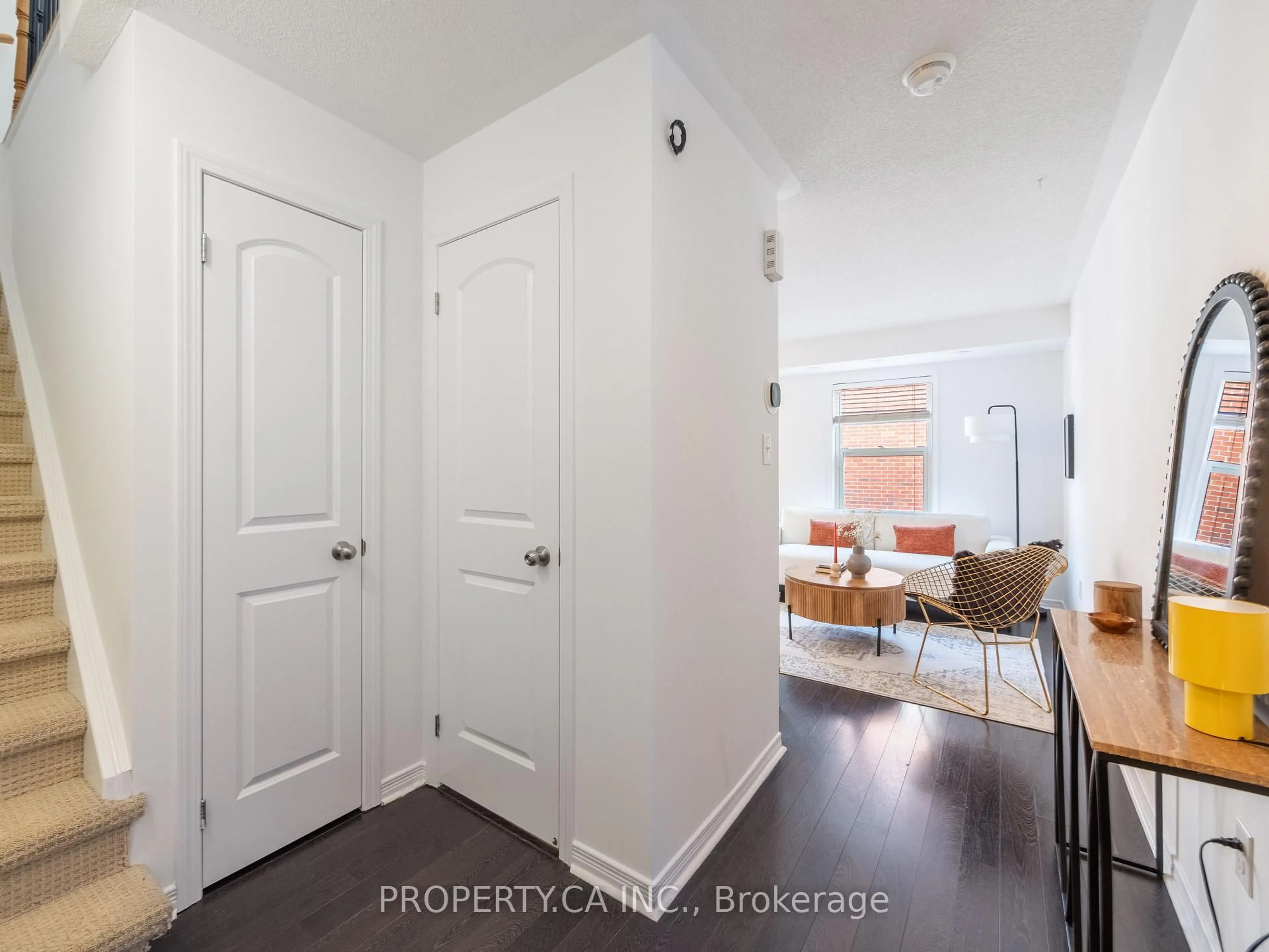Indoor entryway for 819 Dundas St #4, Toronto Ontario M4M 1P9