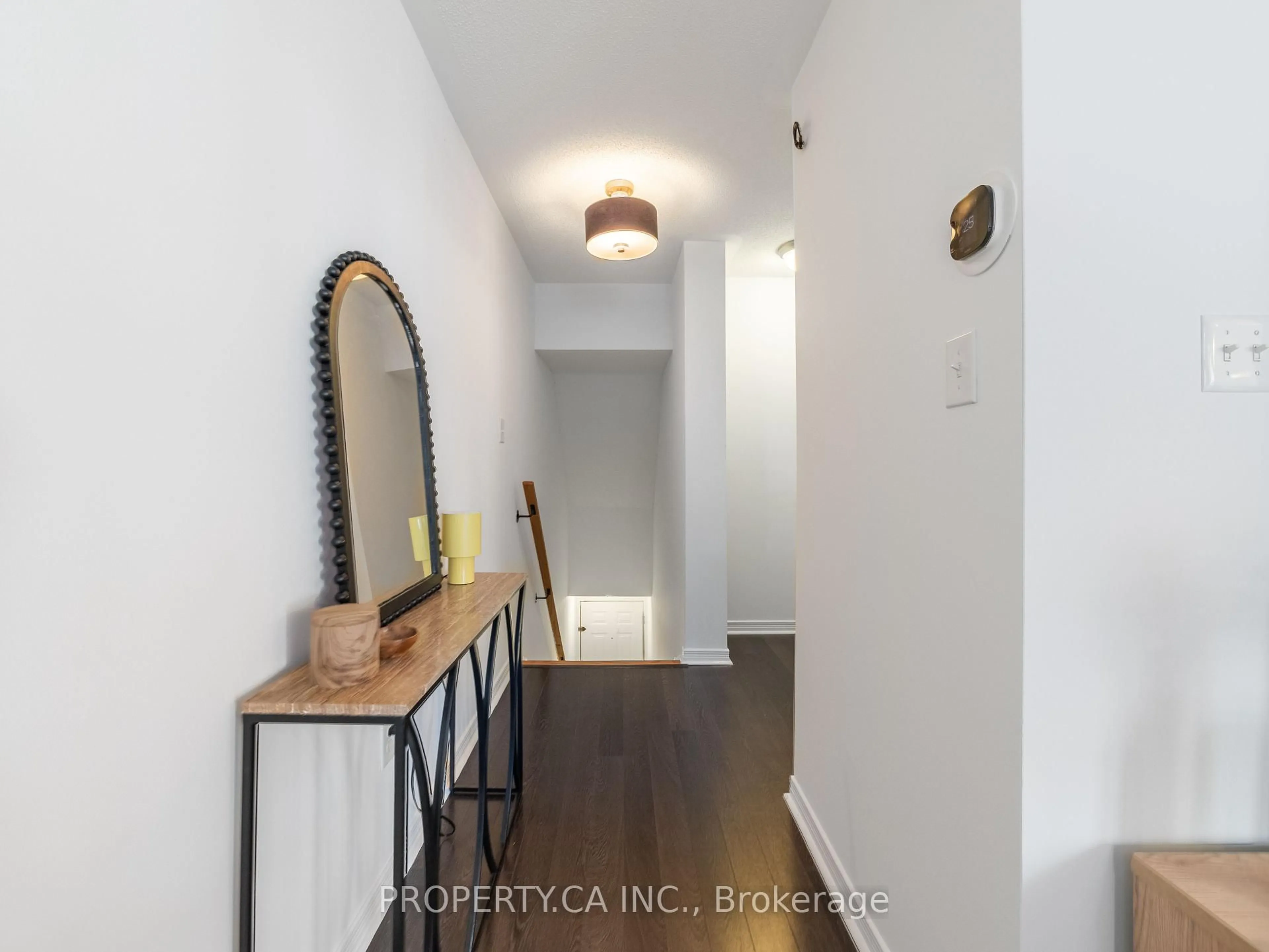 Indoor entryway for 819 Dundas St #4, Toronto Ontario M4M 1P9