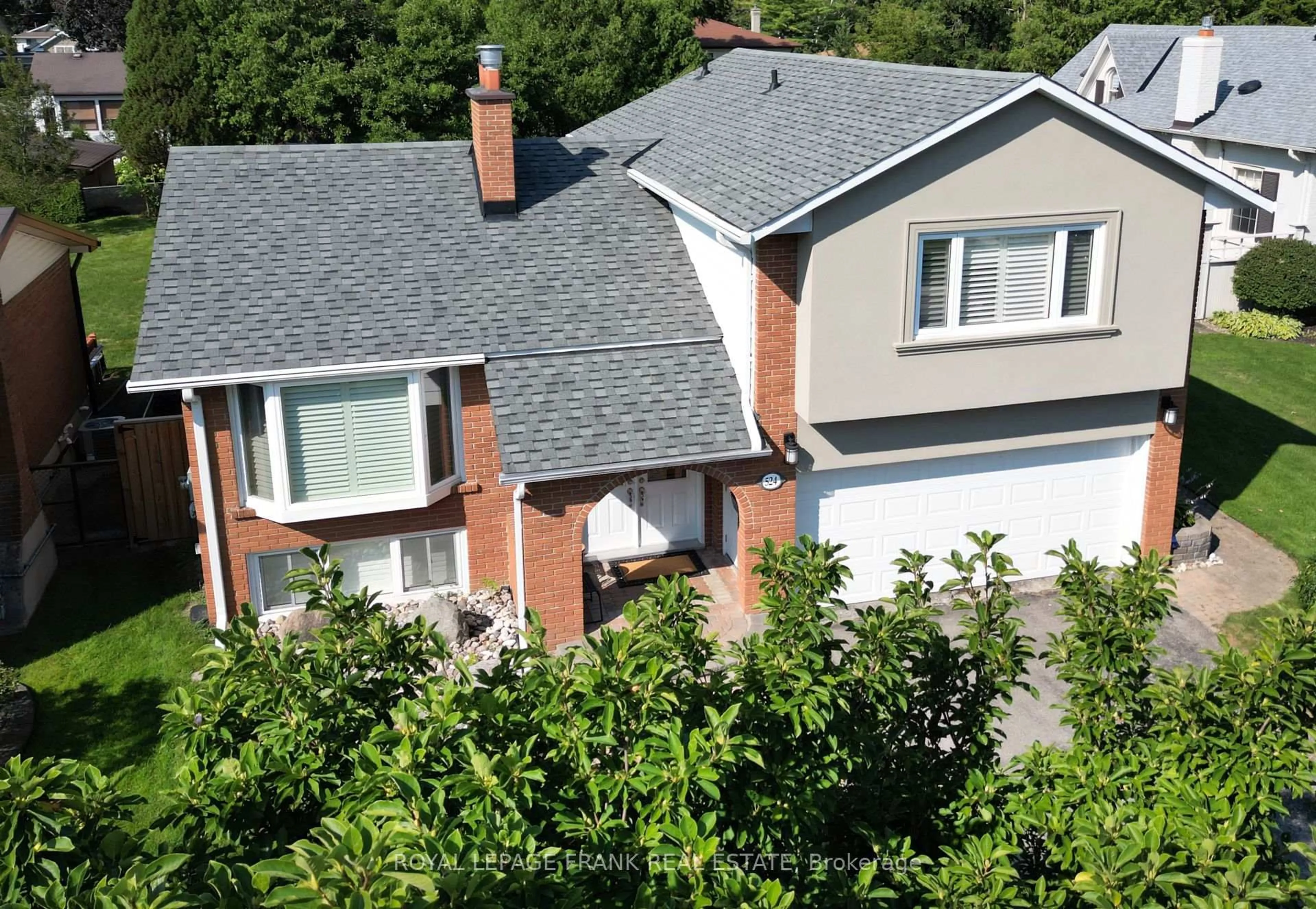 A pic from outside/outdoor area/front of a property/back of a property/a pic from drone, street for 524 Centre St, Whitby Ontario L1N 4T6