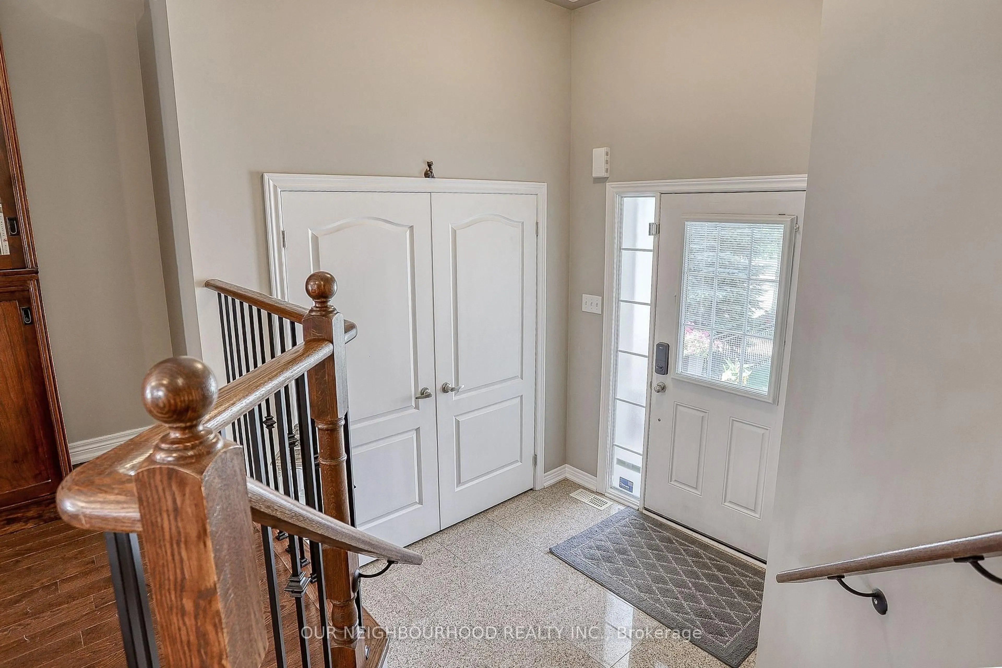 Indoor entryway for 1152 Glenbourne Dr, Oshawa Ontario L1K 0B8