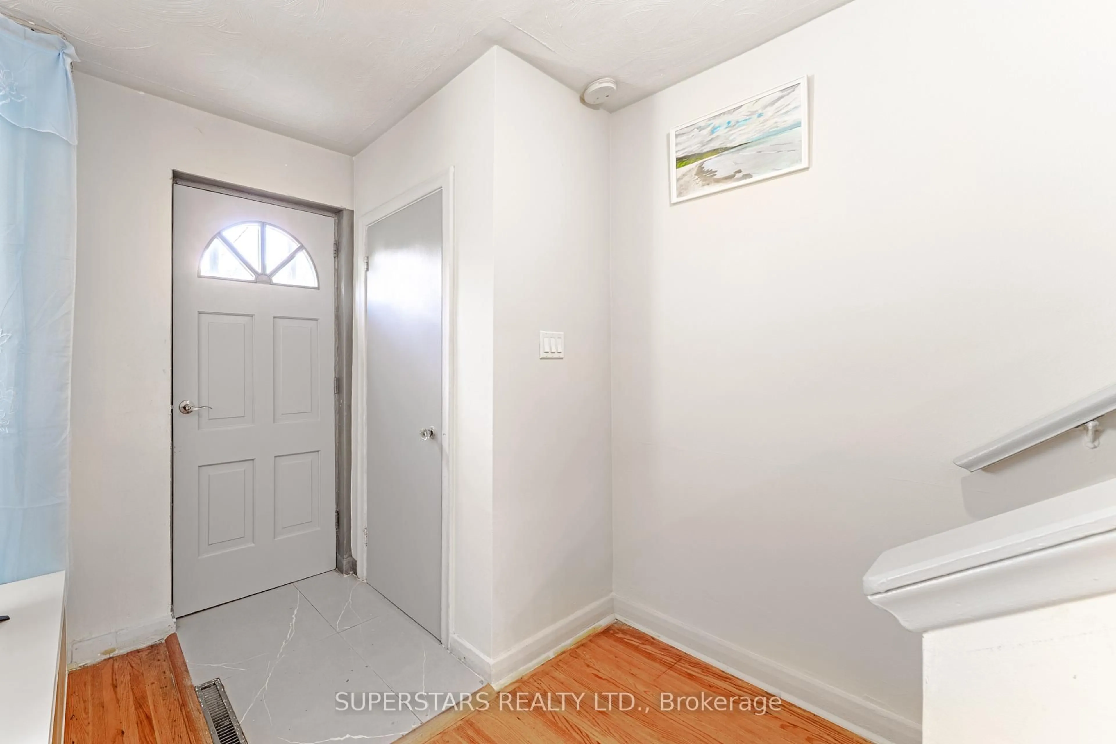 Indoor entryway for 139 Woodfern Dr, Toronto Ontario M1K 2L4