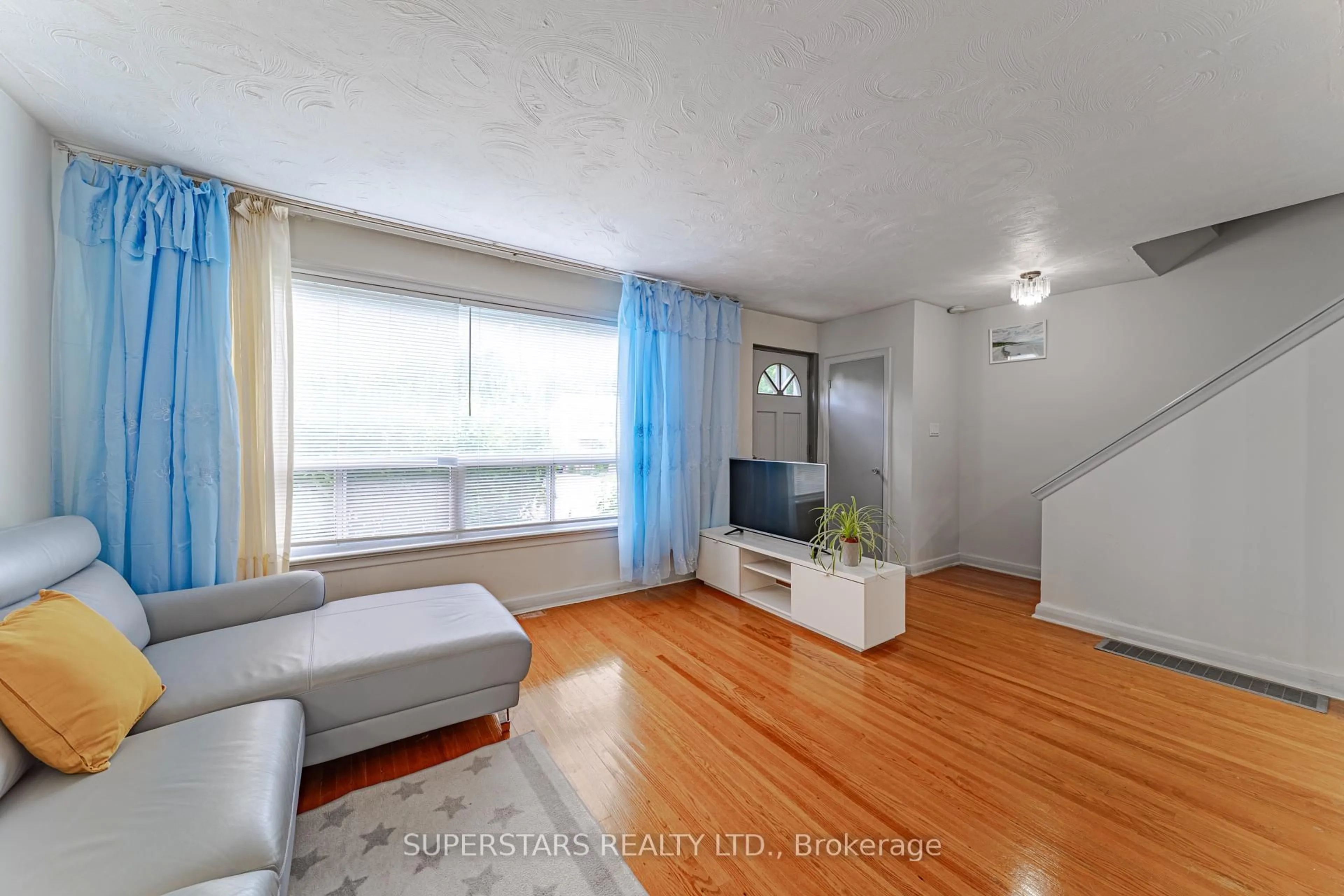 Living room with furniture, unknown for 139 Woodfern Dr, Toronto Ontario M1K 2L4