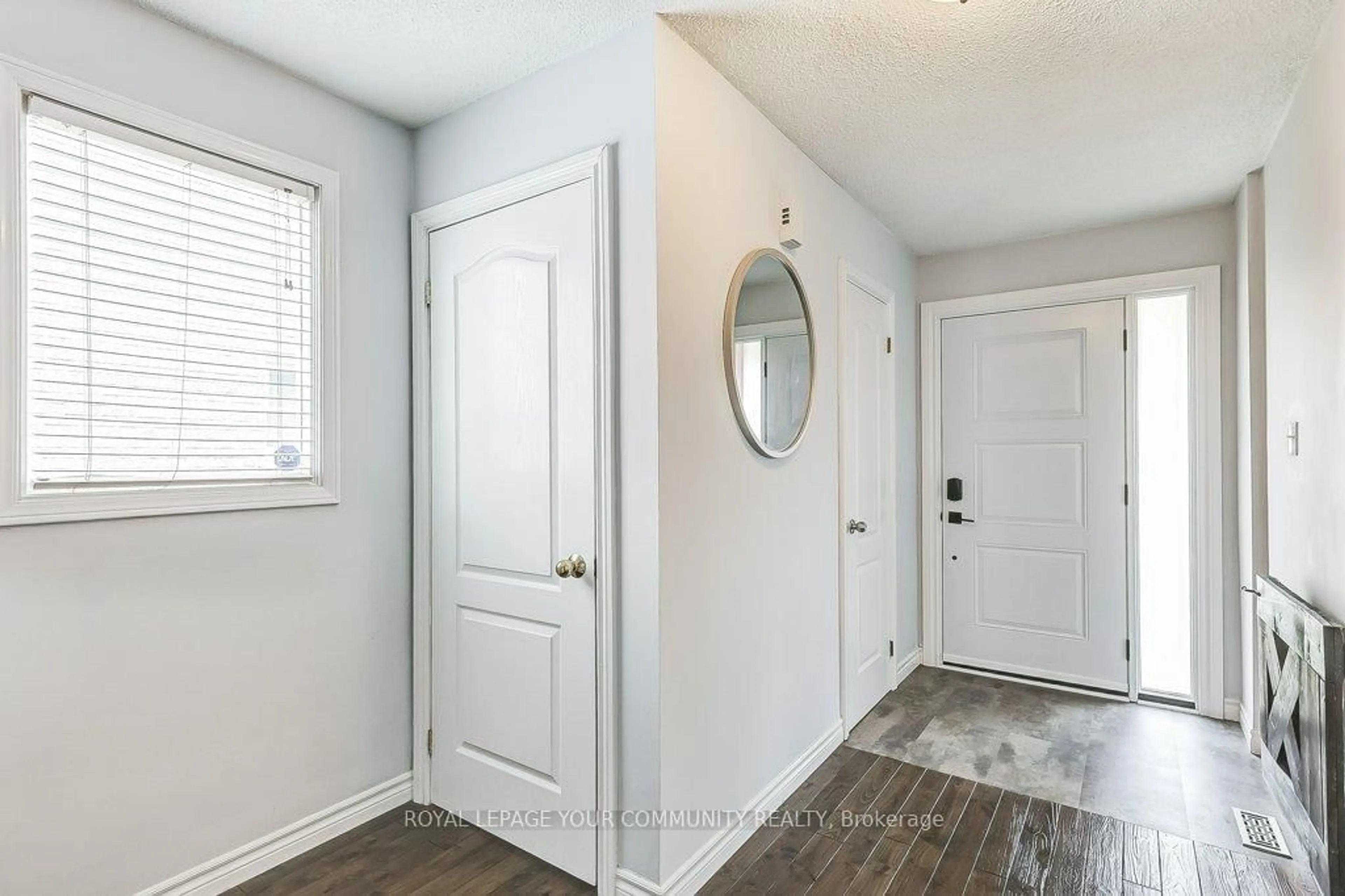 Indoor entryway for 44 Canadian Oaks Dr, Whitby Ontario L1N 6W8