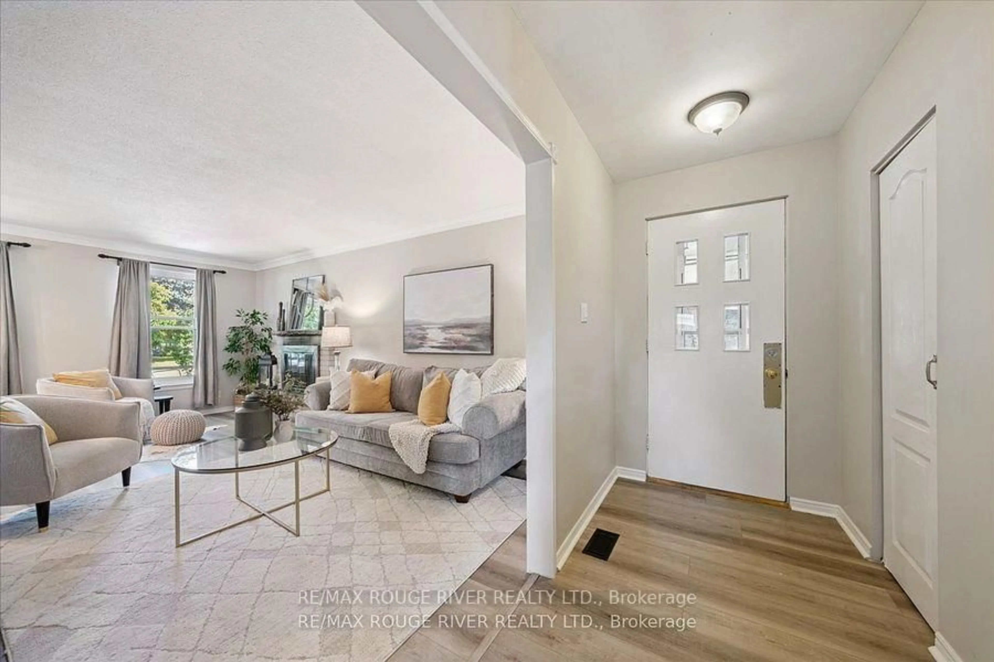 Indoor entryway for 810 Zator Ave, Pickering Ontario L1W 1X9