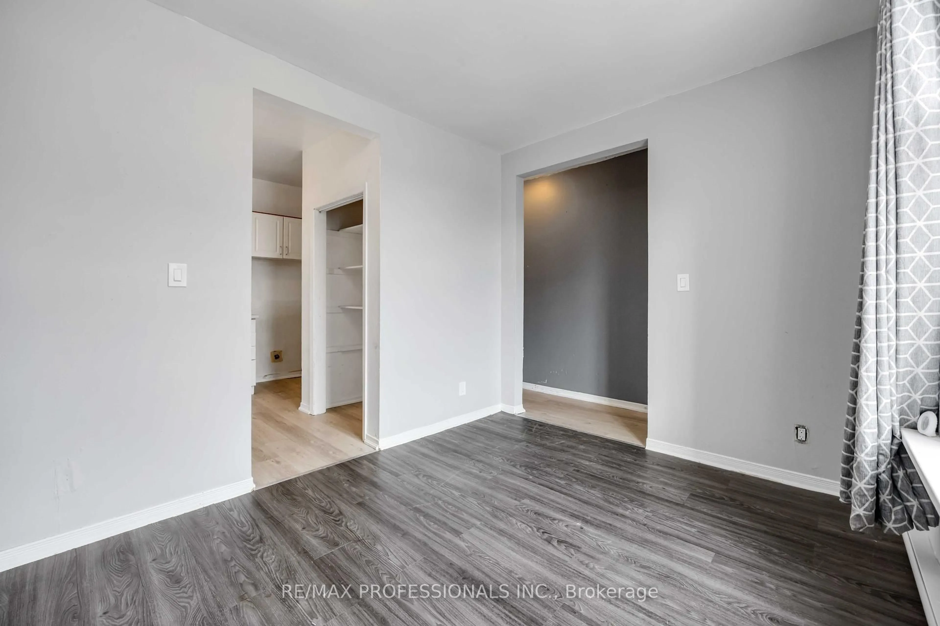 A pic of a room for 220 Main St, Toronto Ontario M4E 2W1