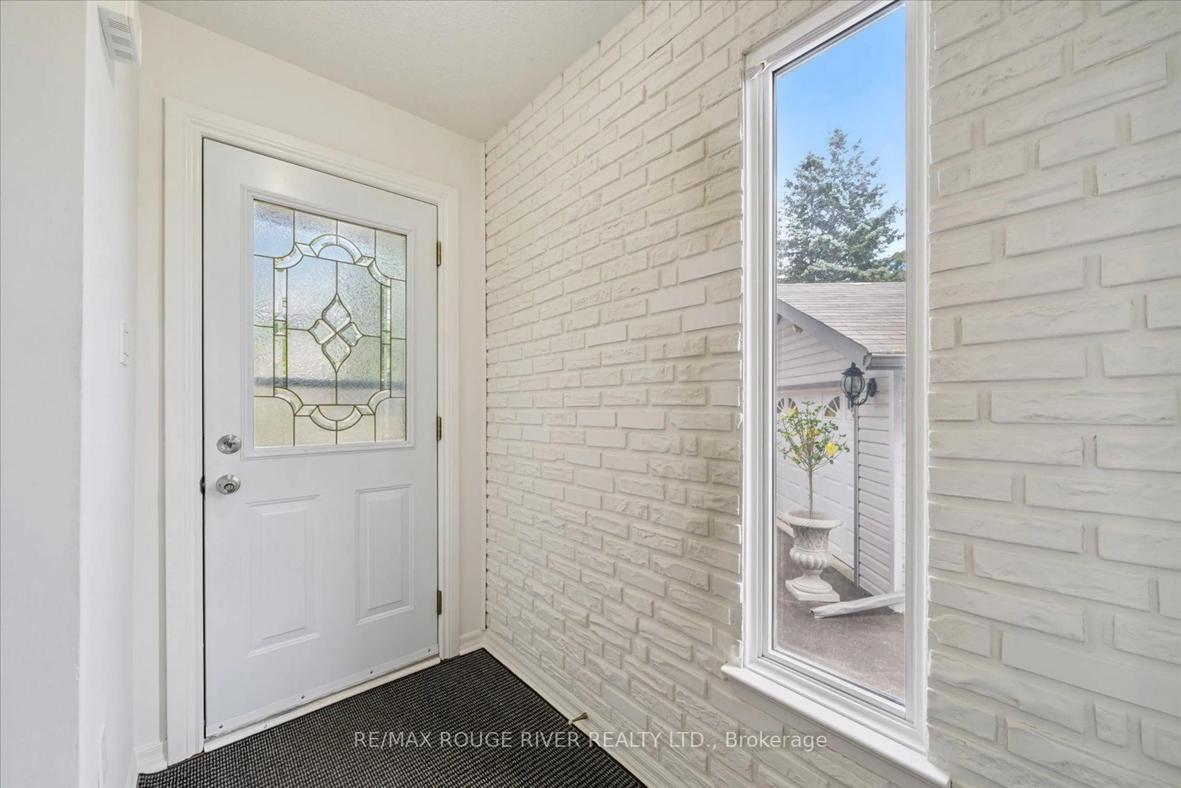 Indoor entryway for 600 Galahad Dr, Oshawa Ontario L1K 1M2
