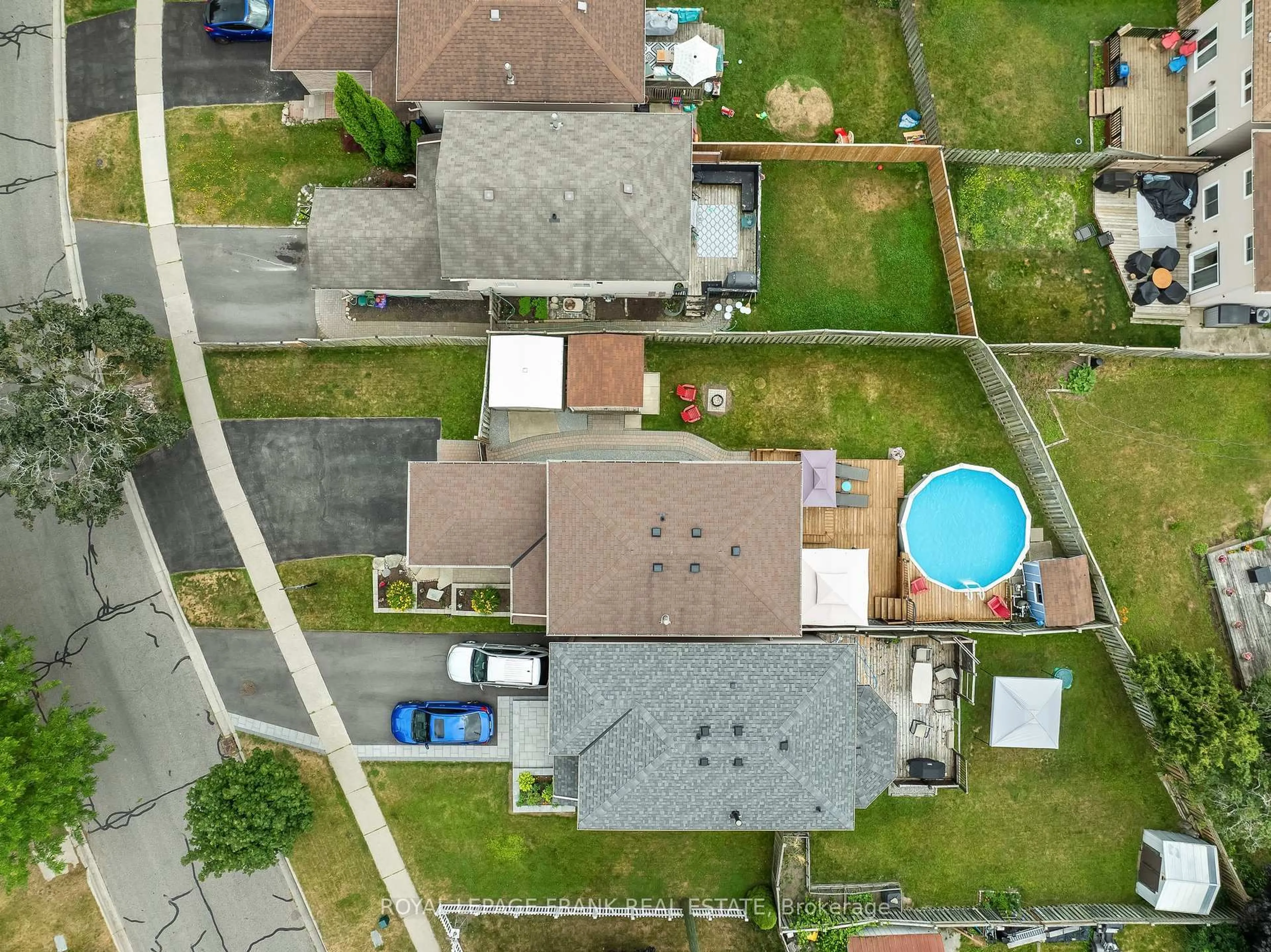 A pic from outside/outdoor area/front of a property/back of a property/a pic from drone, street for 808 Crowells St, Oshawa Ontario L1K 1X4