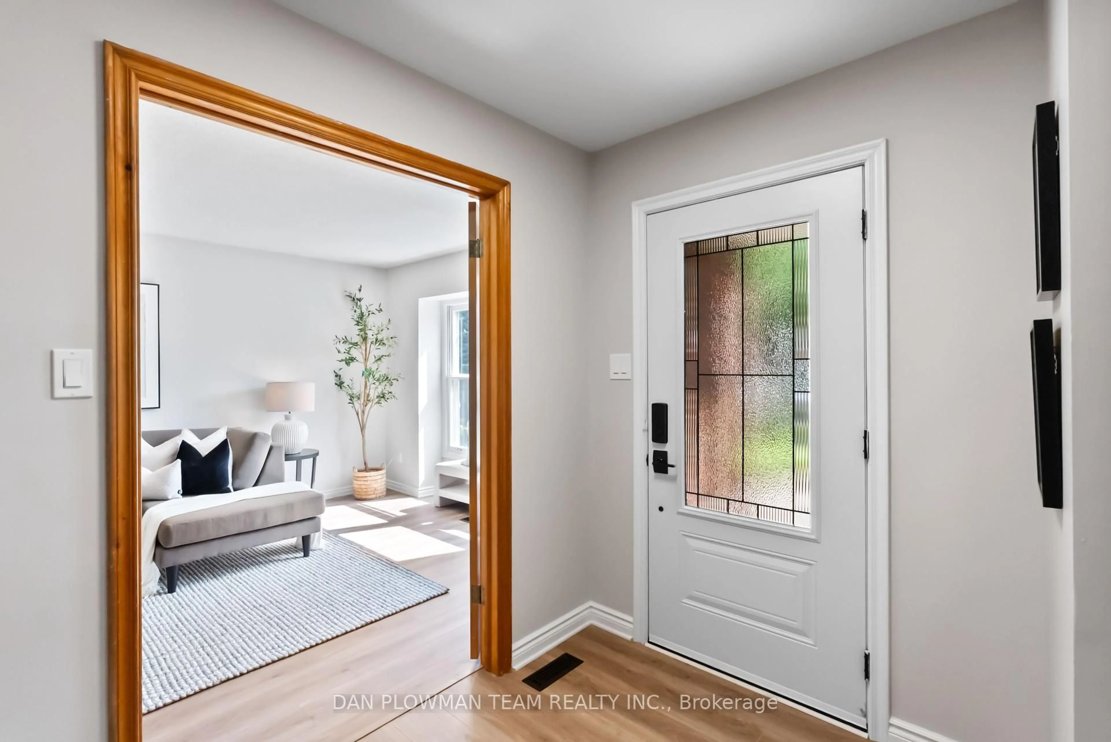 Indoor entryway for 567 Reynolds St, Whitby Ontario L1N 6H6