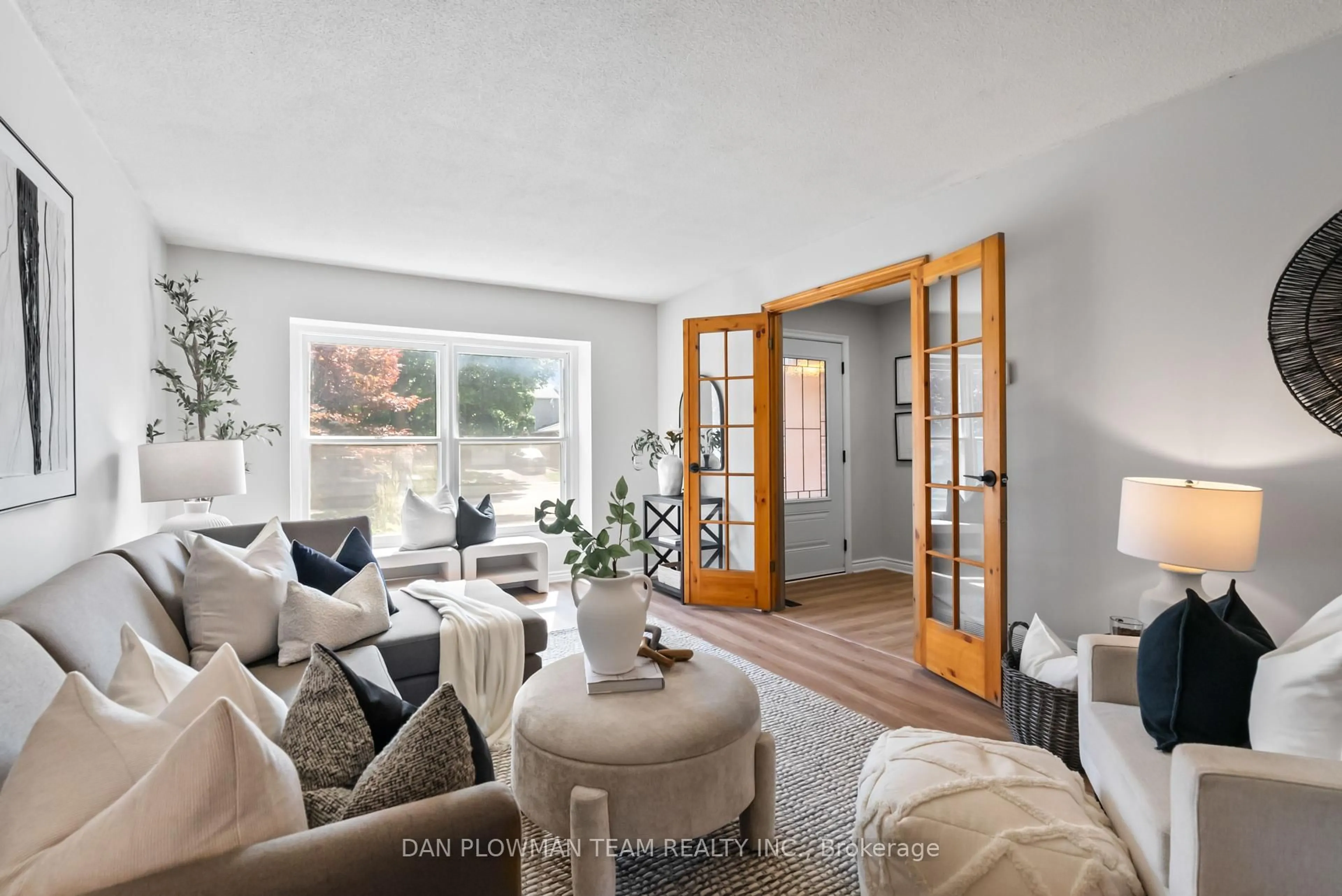 Living room with furniture, unknown for 567 Reynolds St, Whitby Ontario L1N 6H6