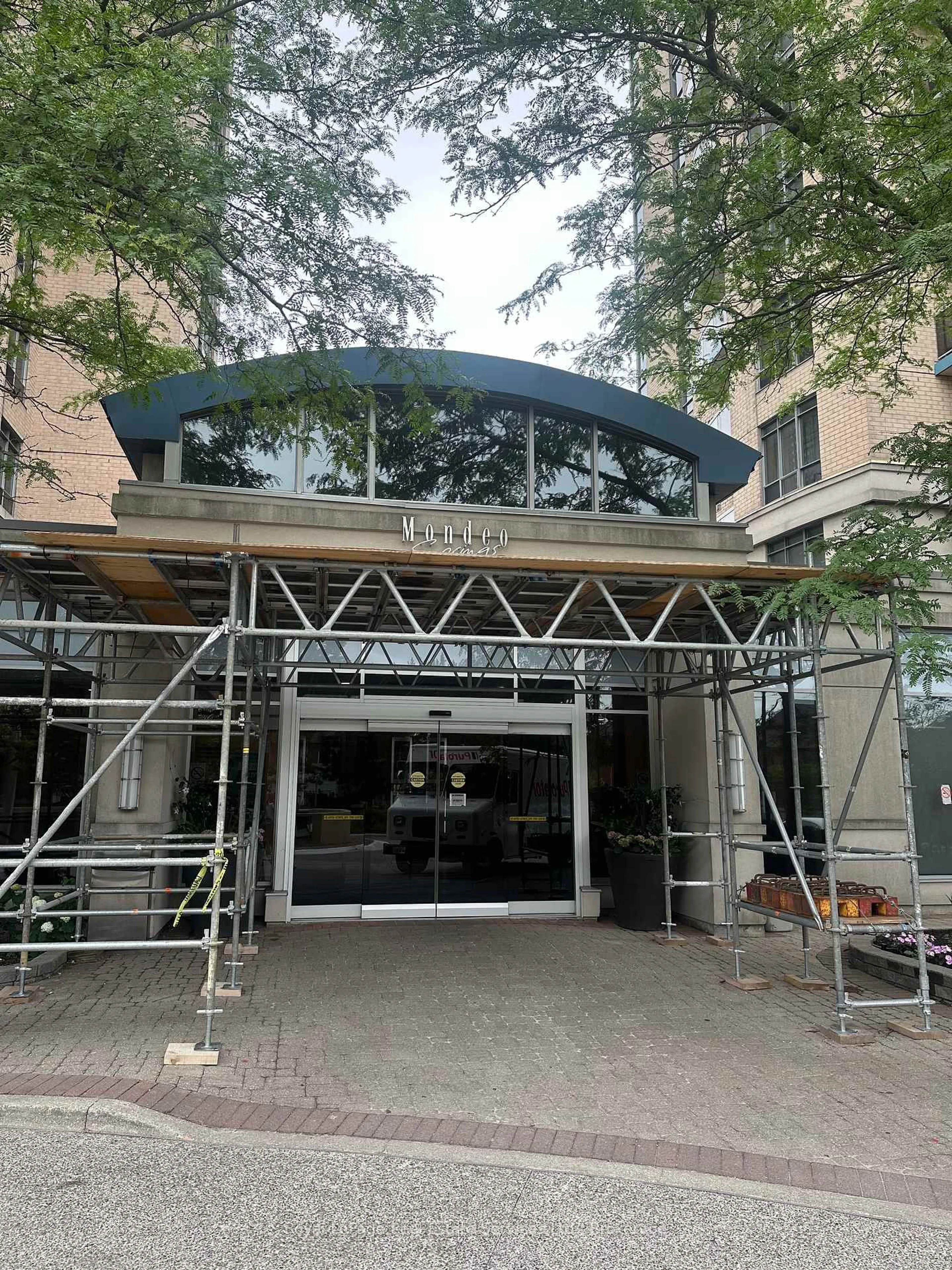 Indoor foyer for 18 Mondeo Dr #1239, Toronto Ontario M1P 5C8