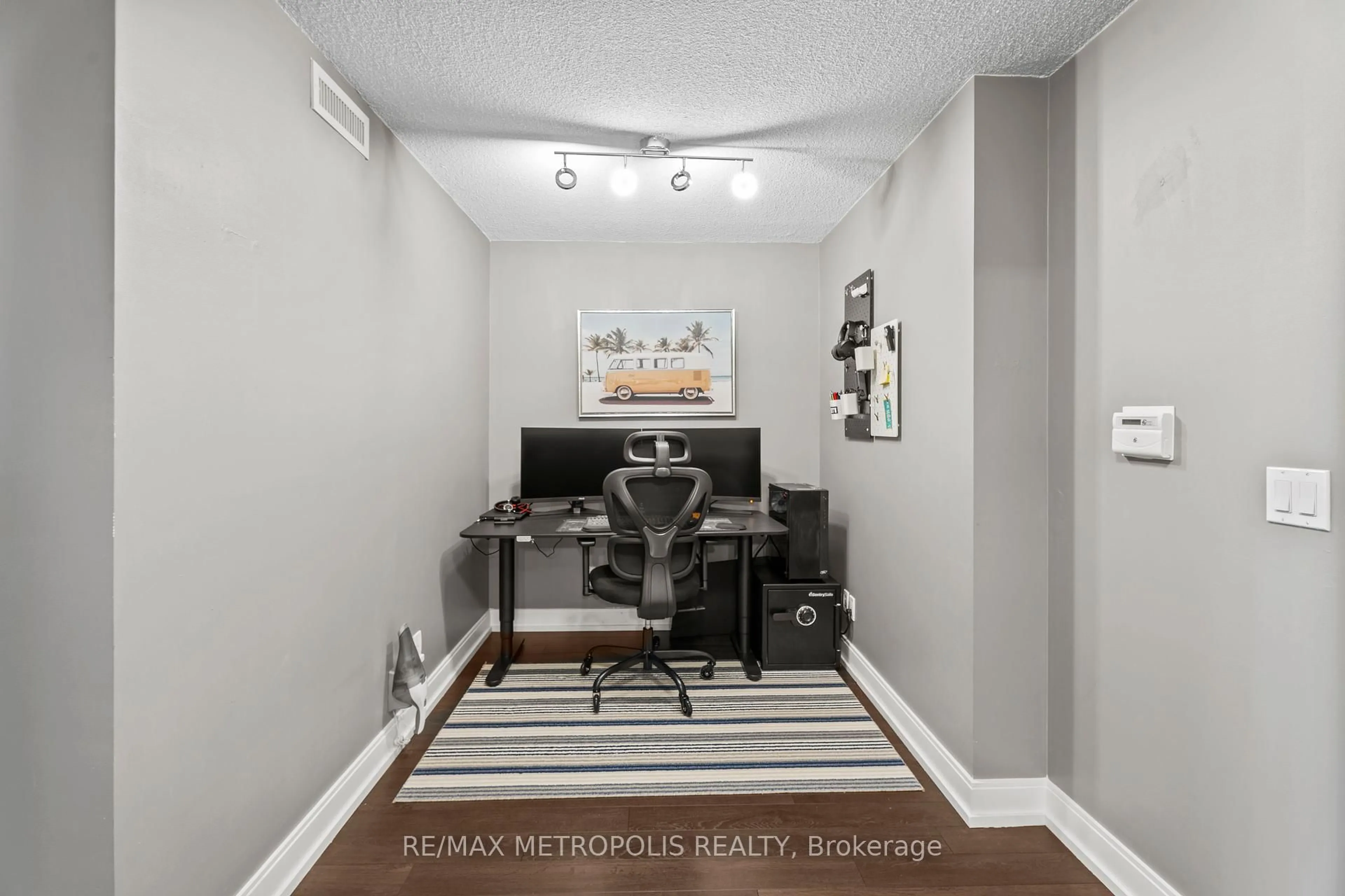 A pic of a room for 135 Village Green Sq #816, Toronto Ontario M1S 0G4