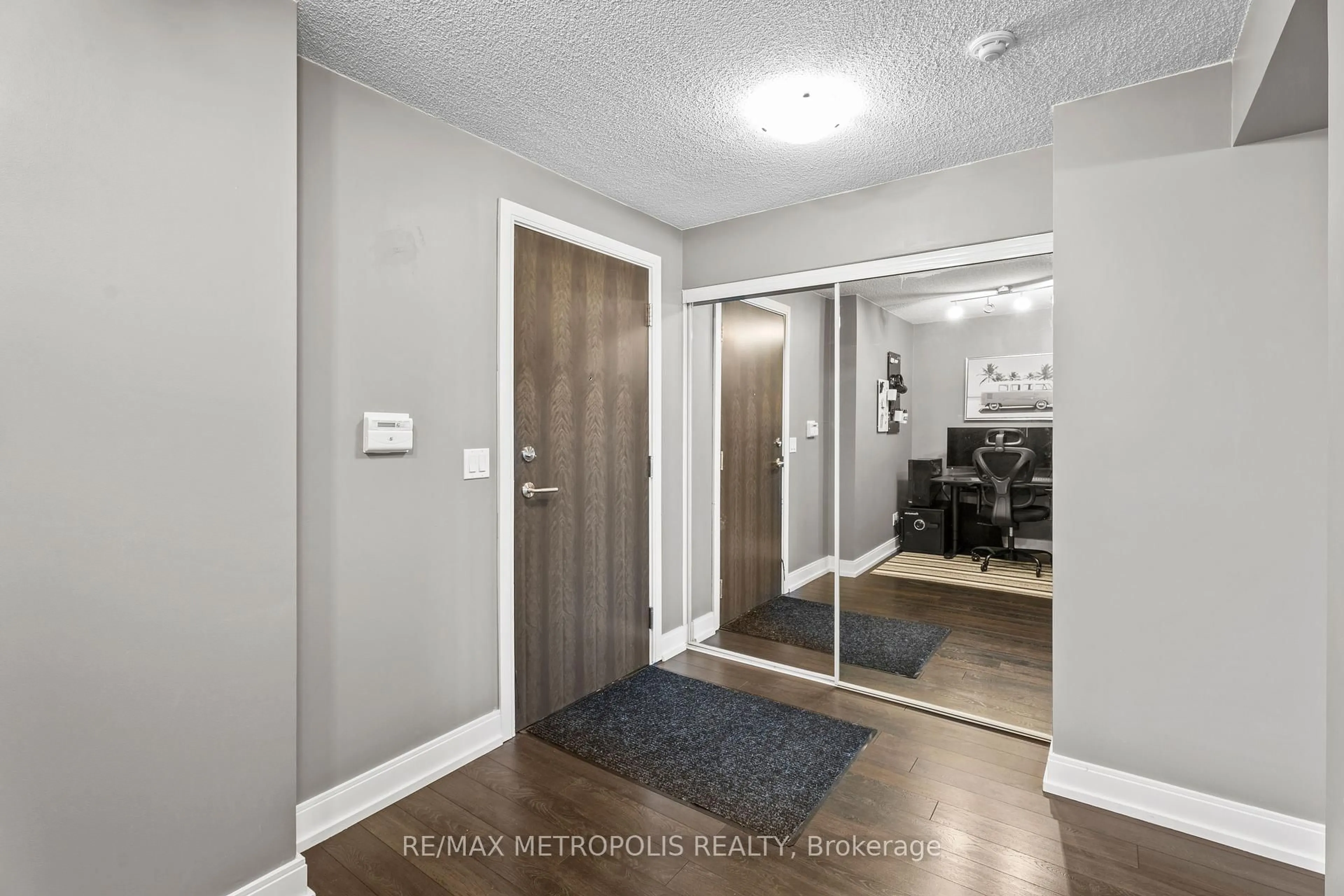 Indoor entryway for 135 Village Green Sq #816, Toronto Ontario M1S 0G4