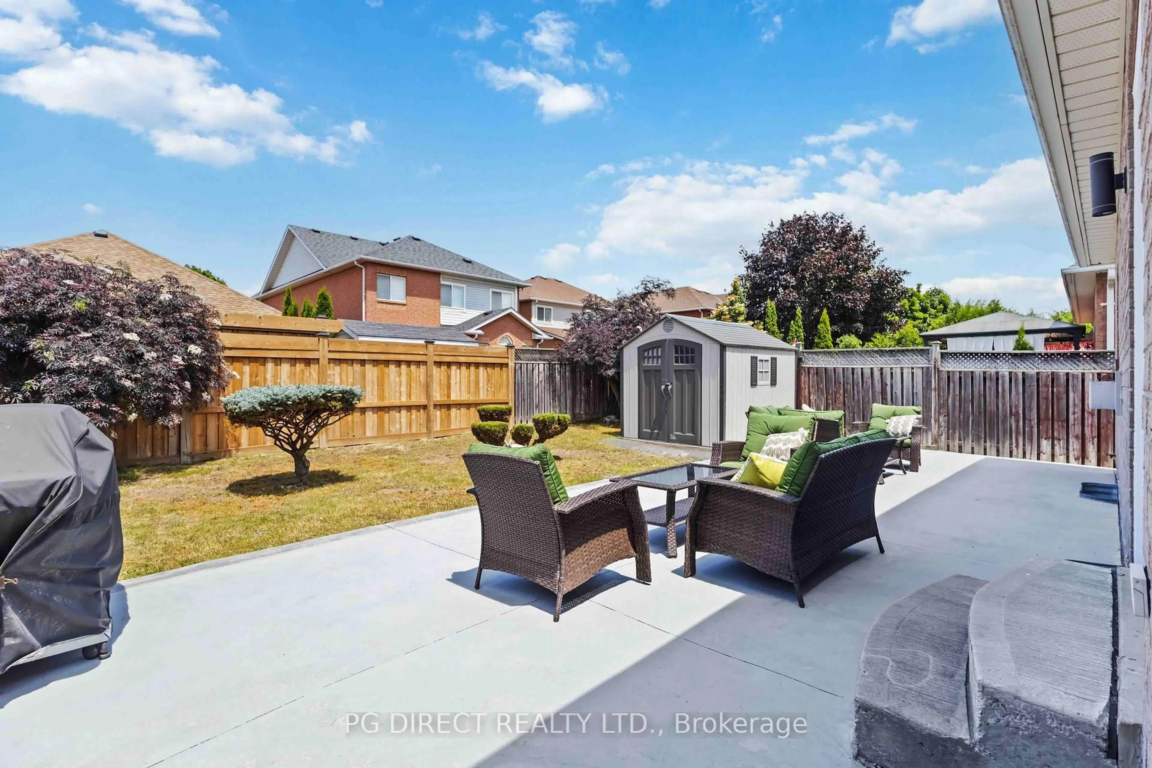 Patio, street for 26 Disney Crt, Whitby Ontario L1R 2X7