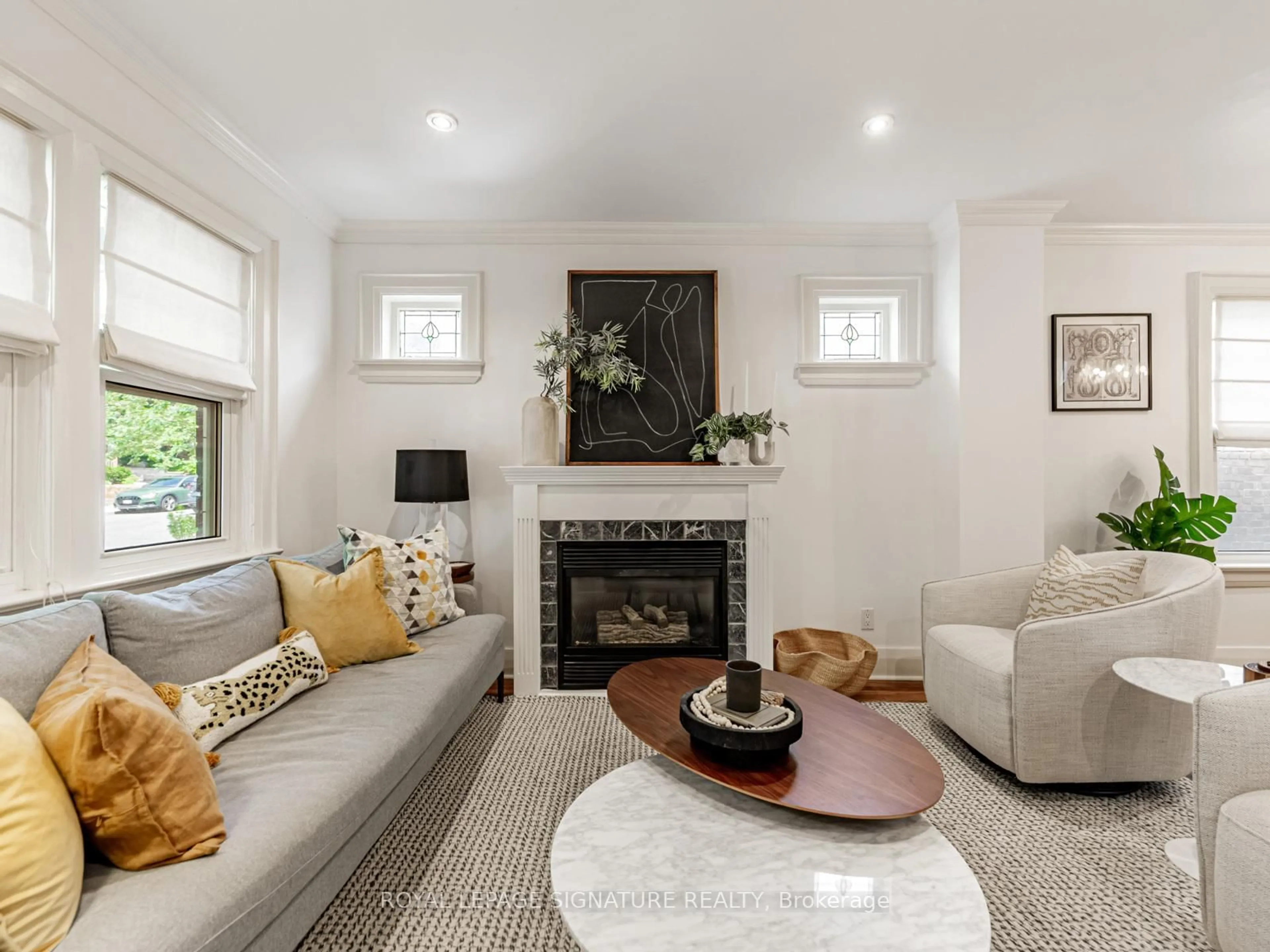Living room with furniture, unknown for 35 Firstbrooke Rd, Toronto Ontario M4E 2L2