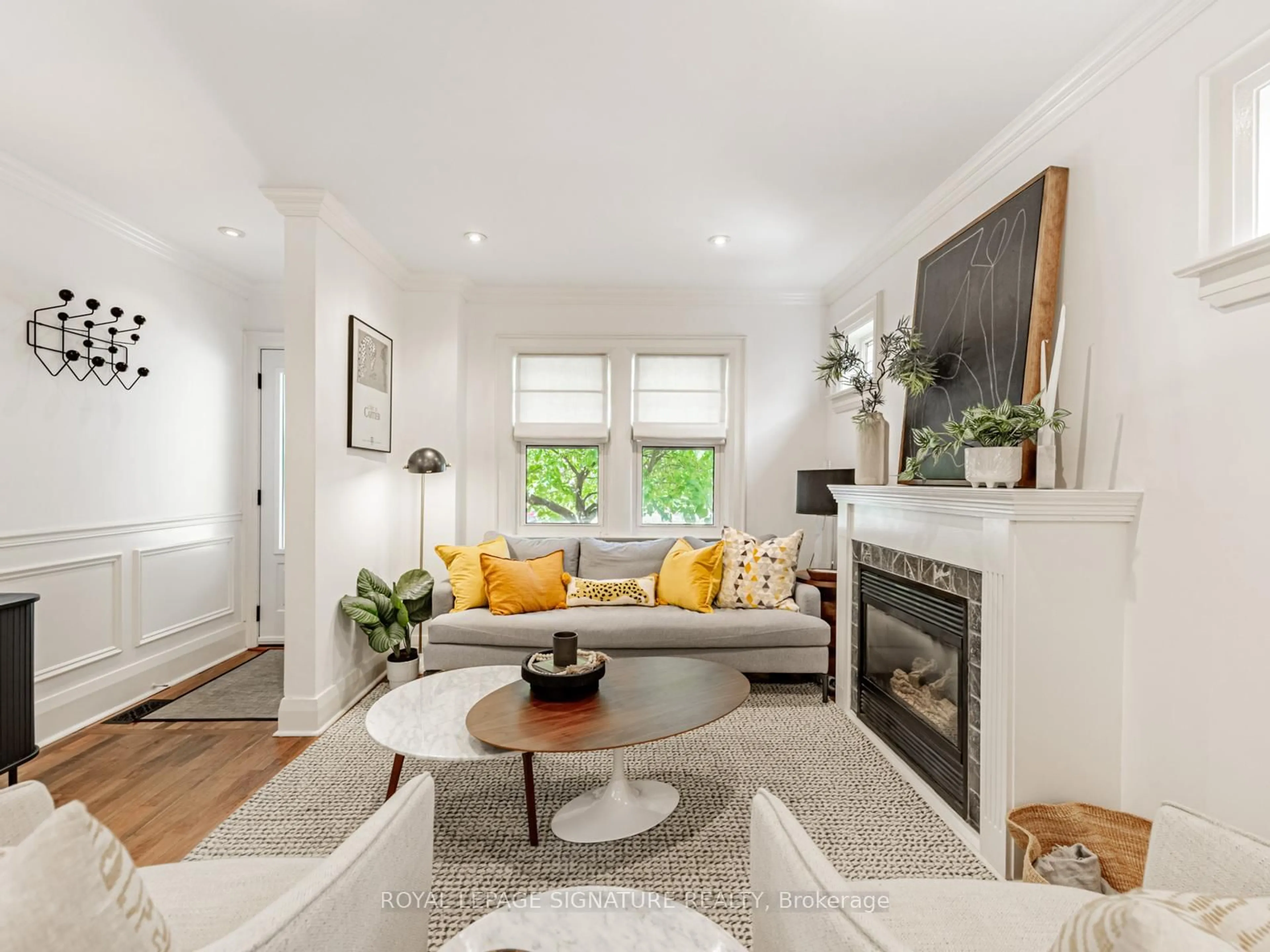 Living room with furniture, unknown for 35 Firstbrooke Rd, Toronto Ontario M4E 2L2